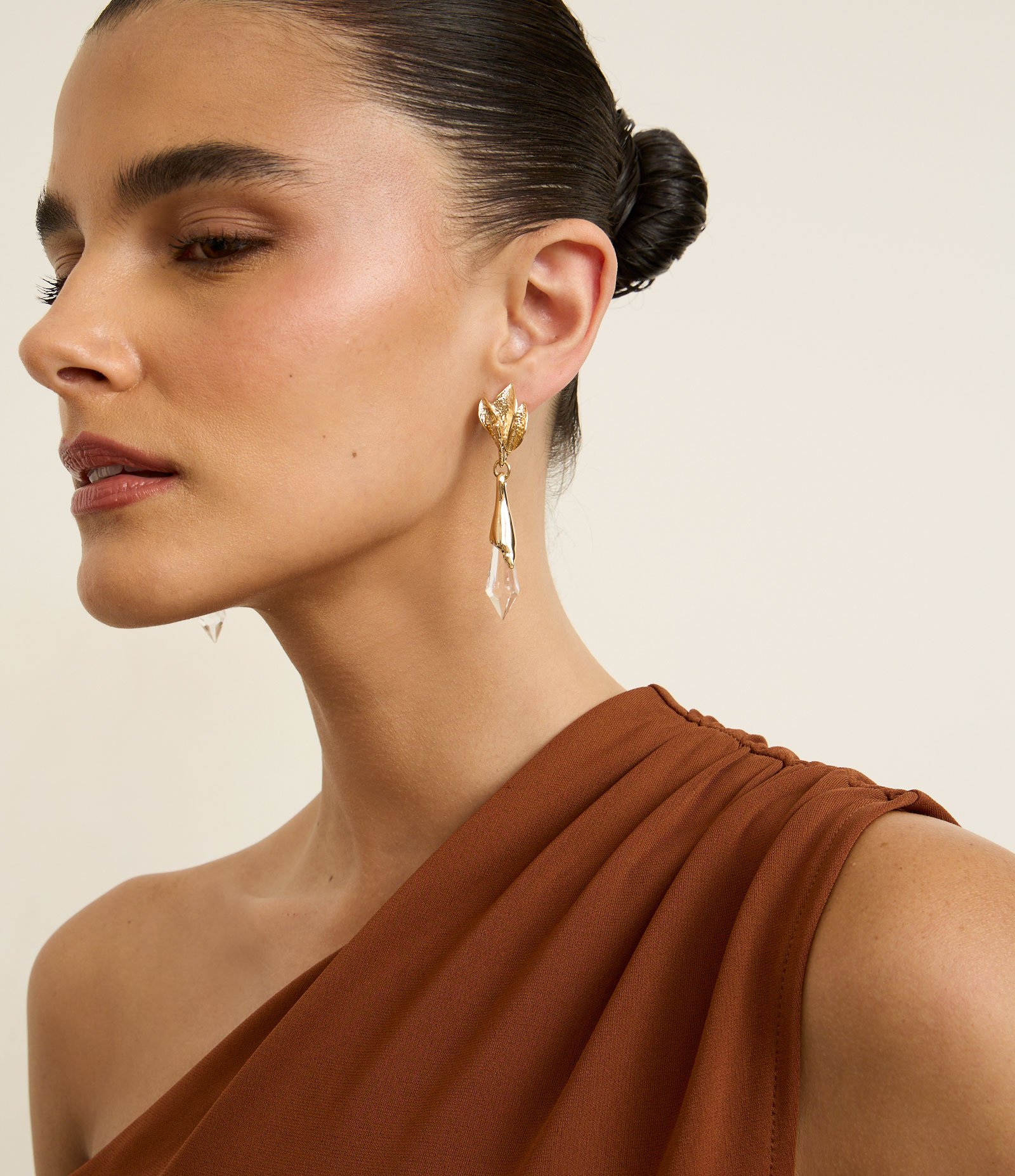 Brinco Médio com Pingente de Cristal e Base com Detalhes em Folha Cristal 4