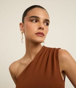 Brinco Médio com Pingente de Cristal e Base com Detalhes em Folha