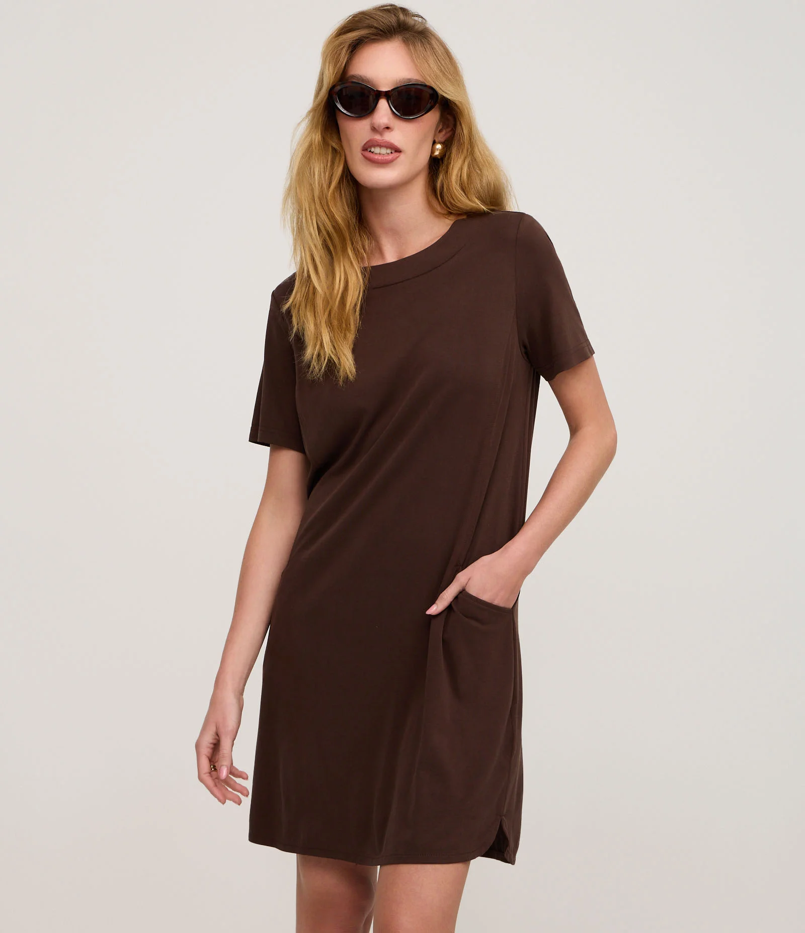 Vestido T-shirt Curto em Viscose com Bolsos Laterais Marrom 2