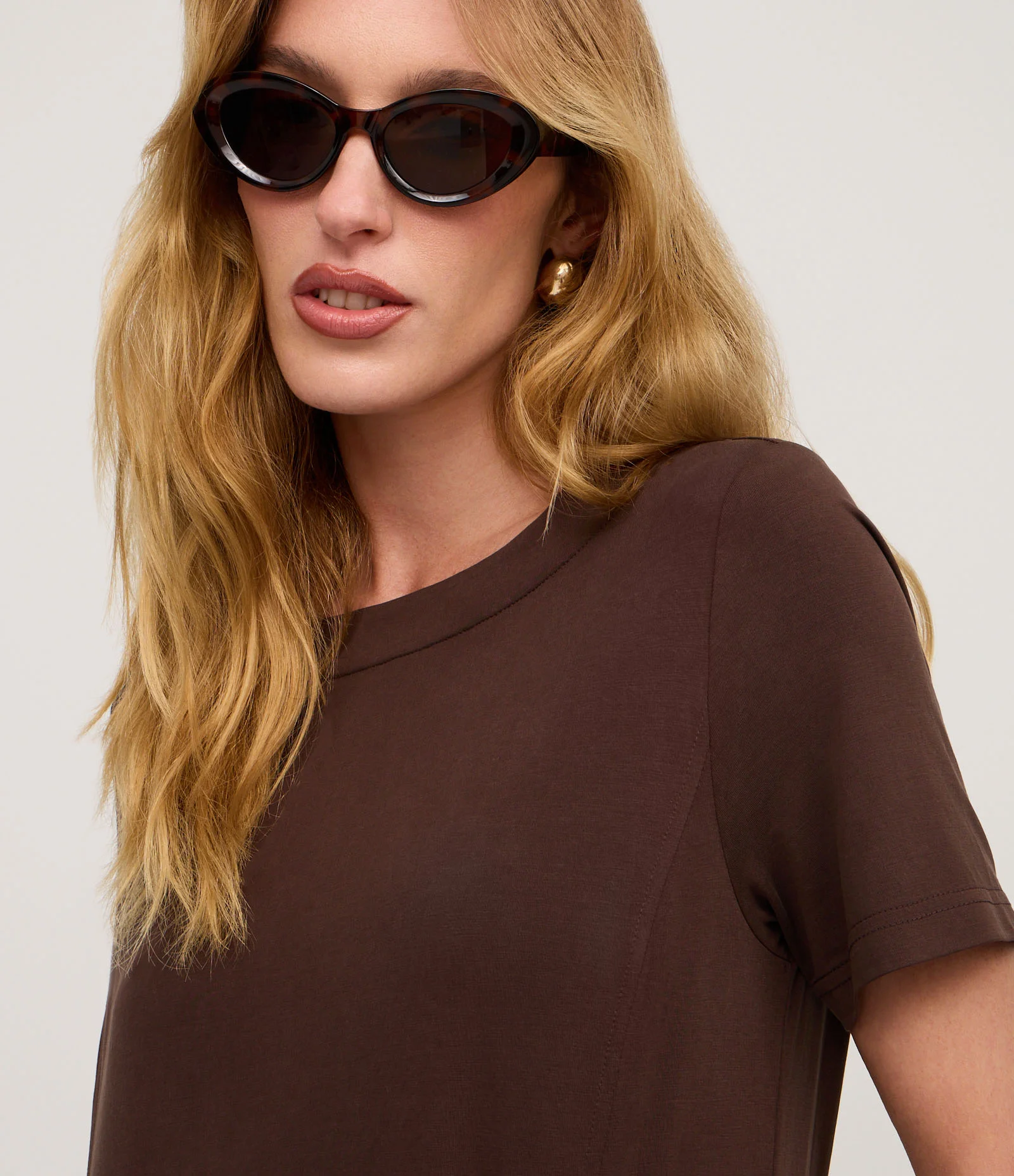 Vestido T-shirt Curto em Viscose com Bolsos Laterais Marrom 3