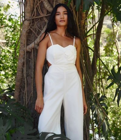 Macacão de Alça em Sarja com Flor de Tecido Macacão de Alça em Sarja com Flor de Tecido