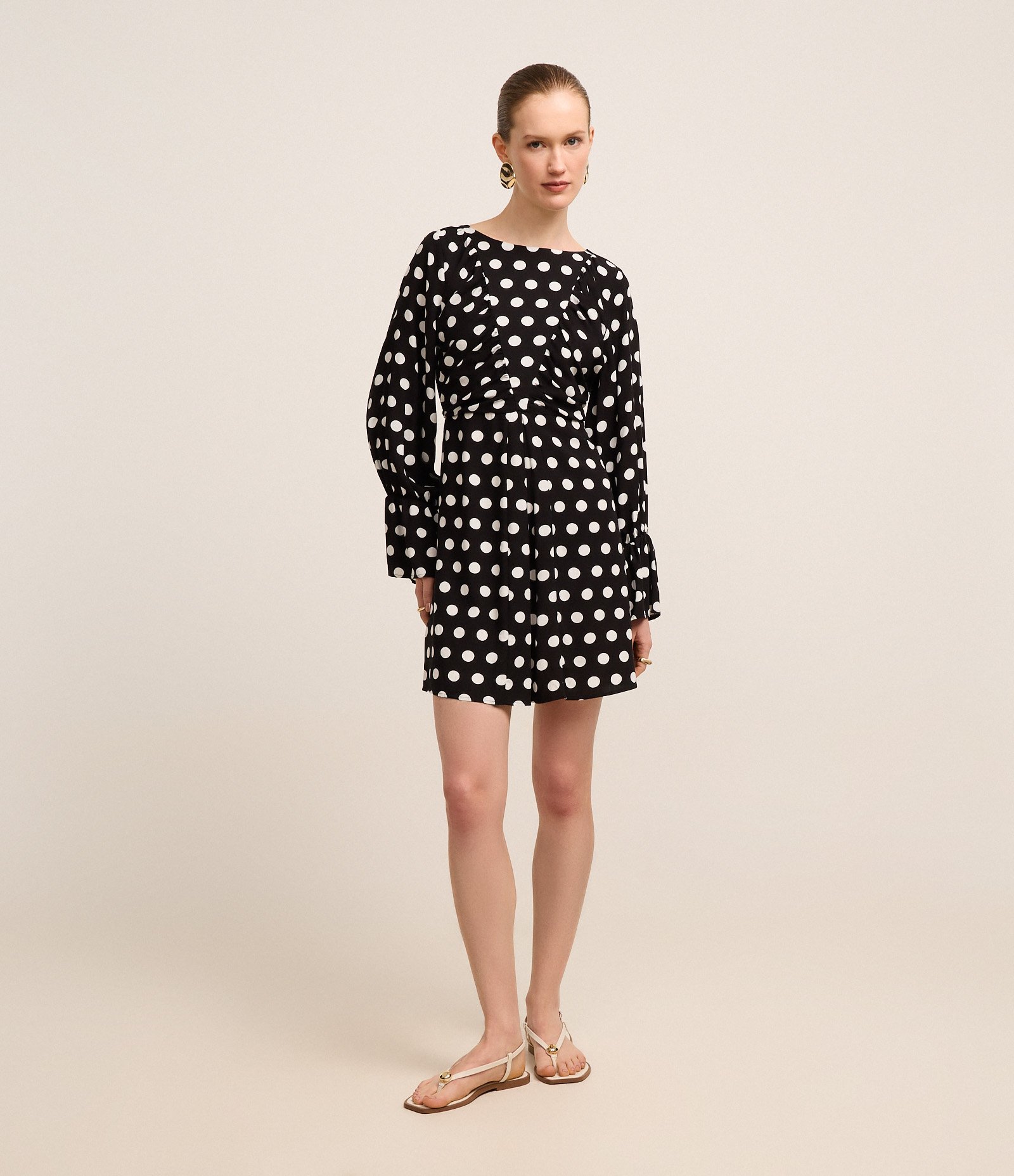 Vestido Curto em Tricoline com Amarração e Estampa Poá Preto/Branco 2