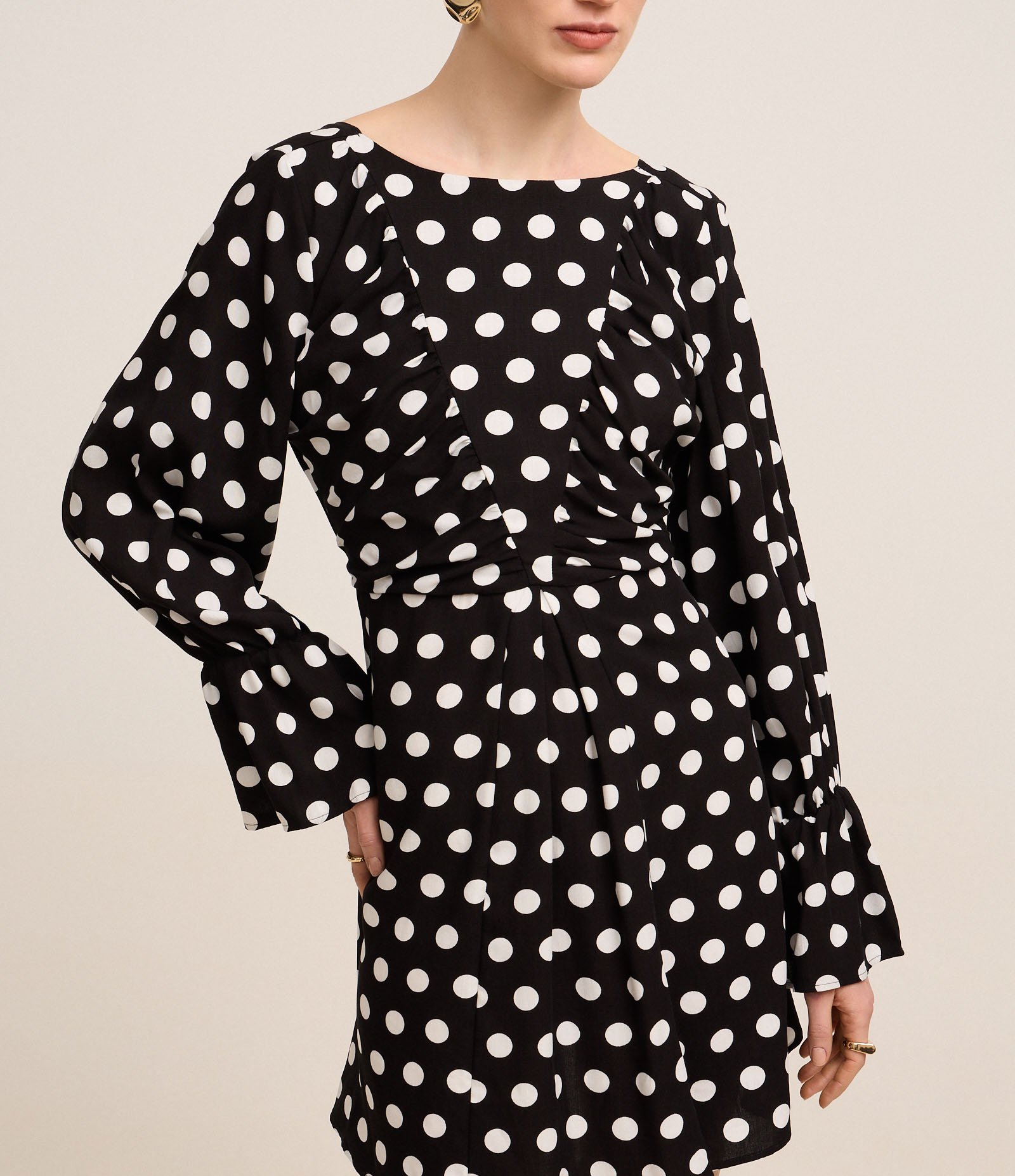 Vestido Curto em Tricoline com Amarração e Estampa Poá Preto/Branco 3