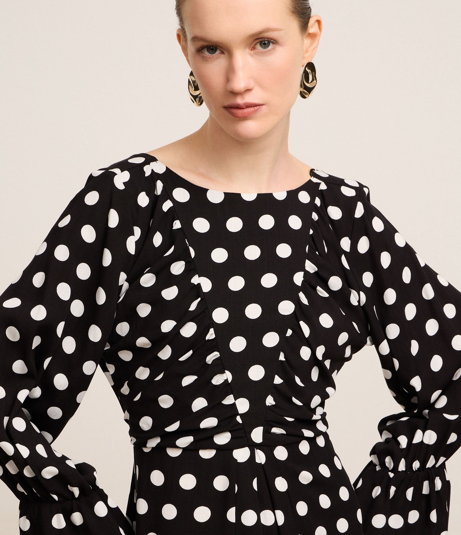 Vestido Curto em Tricoline com Amarração e Estampa Poá Preto/Branco 4