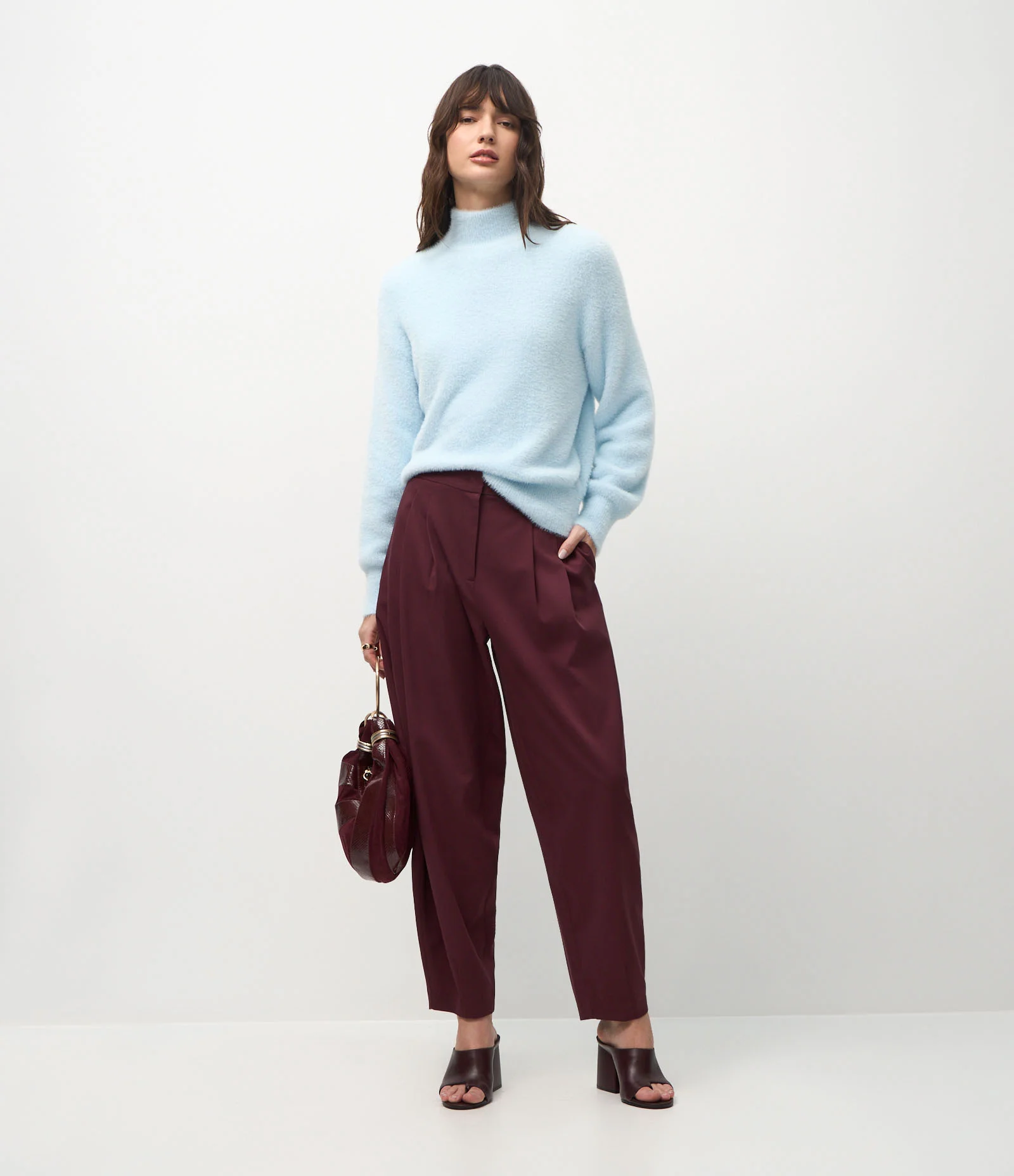 Suéter em Poliamida Peluciada com Gola Alta Azul Claro 3