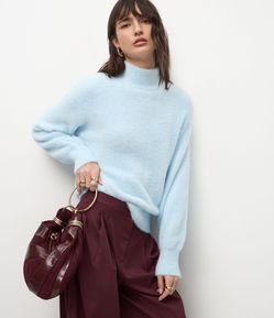 Suéter em Poliamida Peluciada com Gola Alta