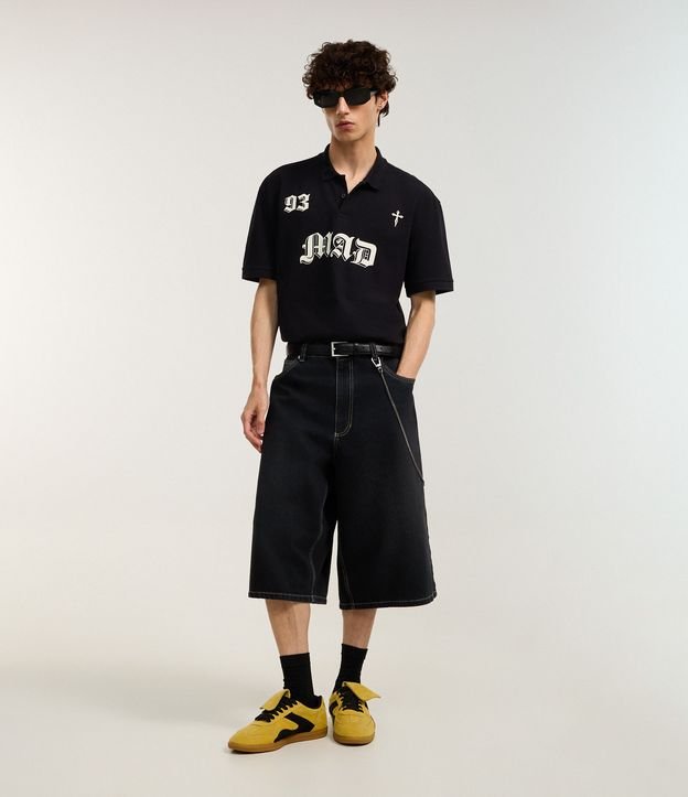 Bermuda Super Baggy em Jeans com Bolsos Grandes e Corrente