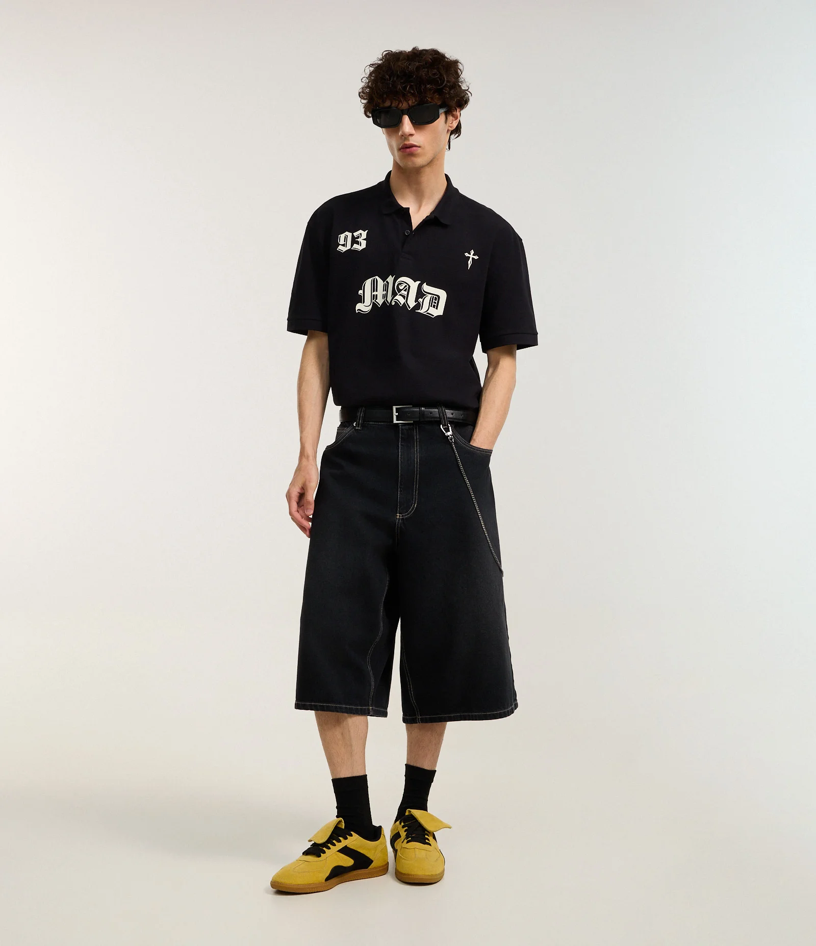 Bermuda Super Baggy em Jeans com Bolsos Grandes e Corrente Preto 1