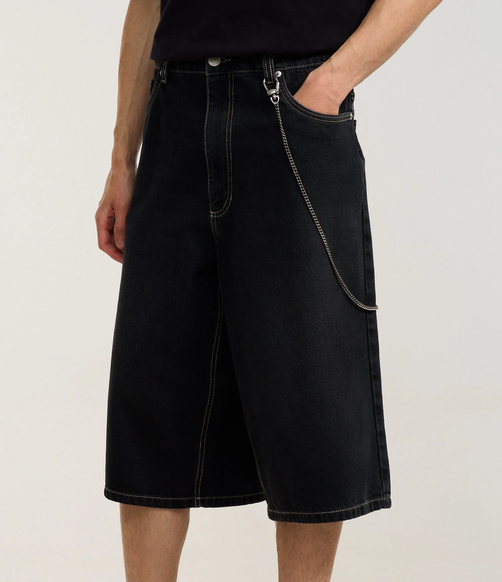 Bermuda Super Baggy em Jeans com Bolsos Grandes e Corrente Preto 2