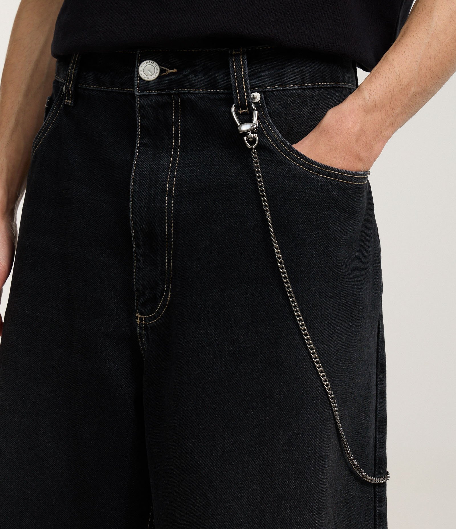 Bermuda Super Baggy em Jeans com Bolsos Grandes e Corrente Preto 3