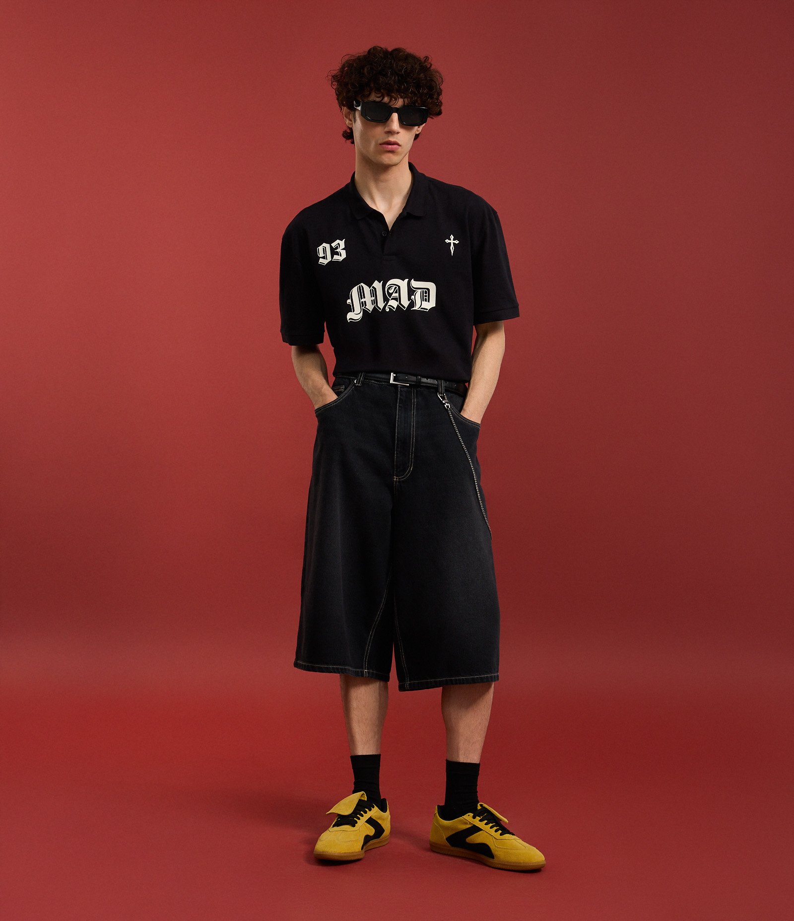 Bermuda Super Baggy em Jeans com Bolsos Grandes e Corrente Preto 4