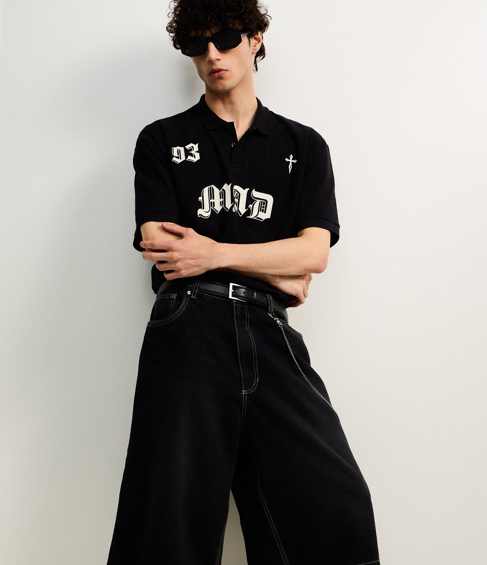 Bermuda Super Baggy em Jeans com Bolsos Grandes e Corrente Preto 5