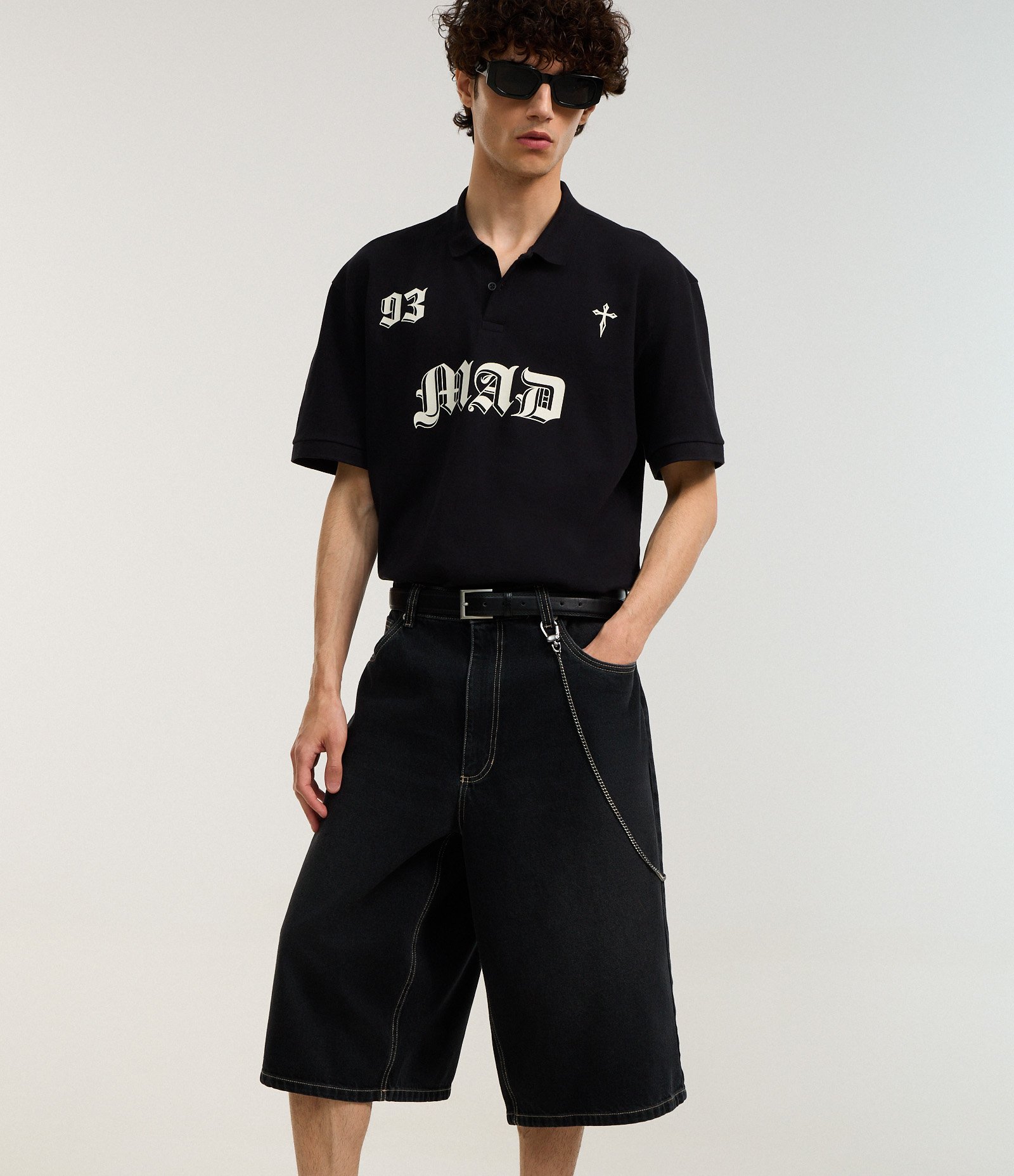 Bermuda Super Baggy em Jeans com Bolsos Grandes e Corrente Preto 6