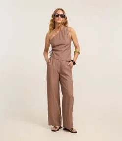 Calça Pantalona Alfaiatada com Frisos Frontais e Bolsos