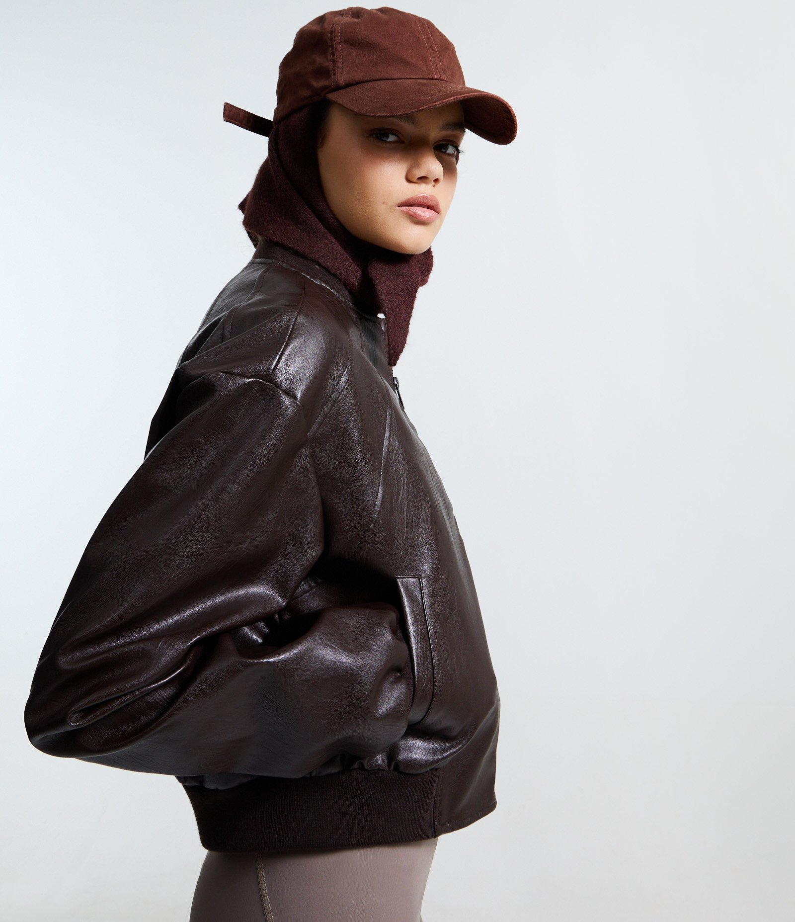 Jaqueta Bomber em PU com Golinha Alta Marrom 4