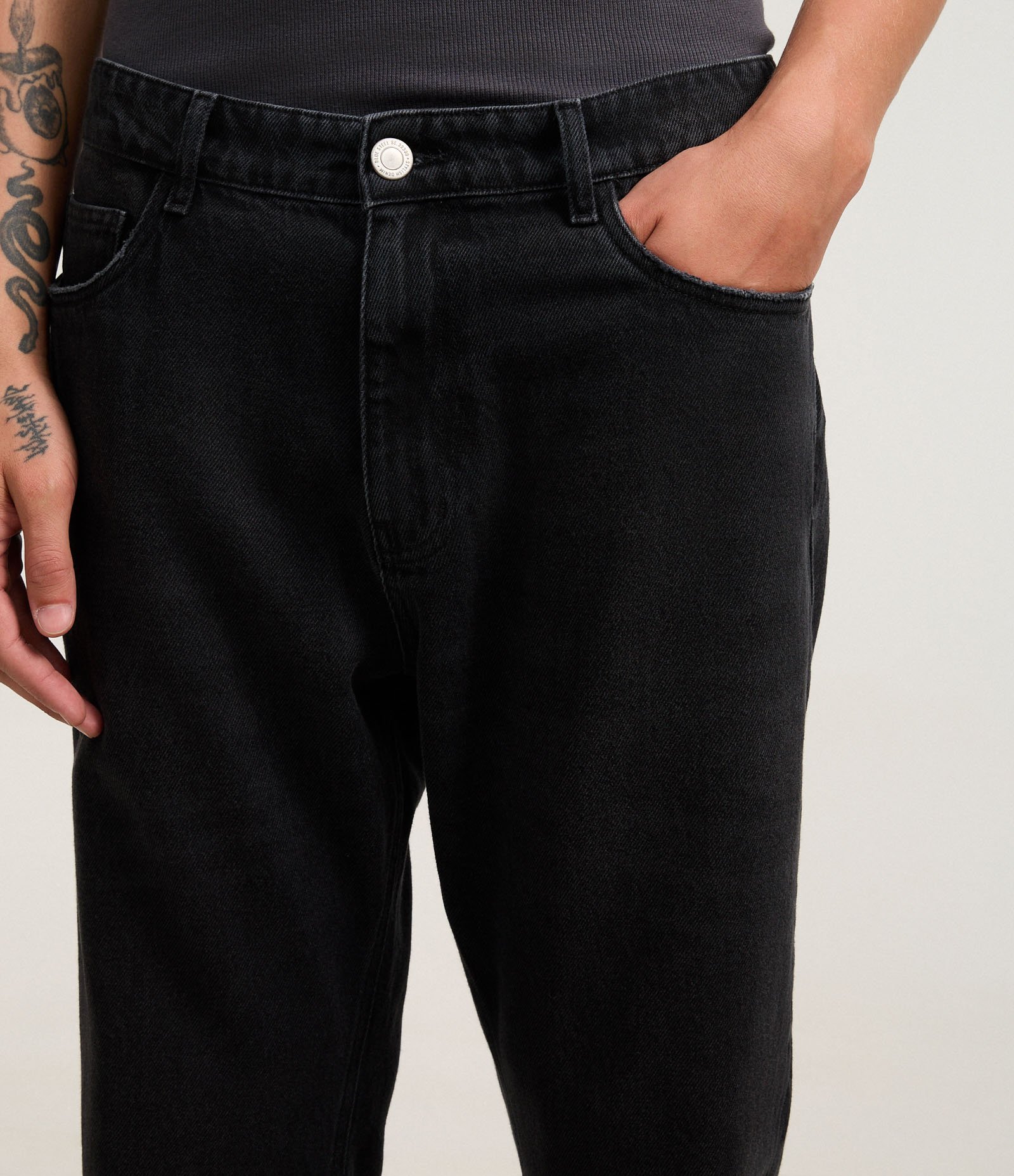 Calça Loose em Jeans Preto 3