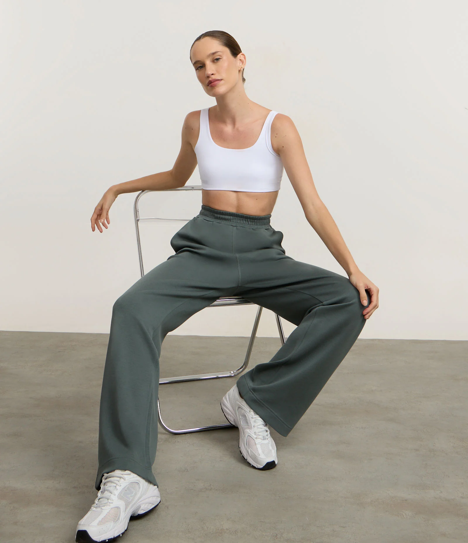 Calça Reta Esportiva em Modal com Trançadeira Cinza 1