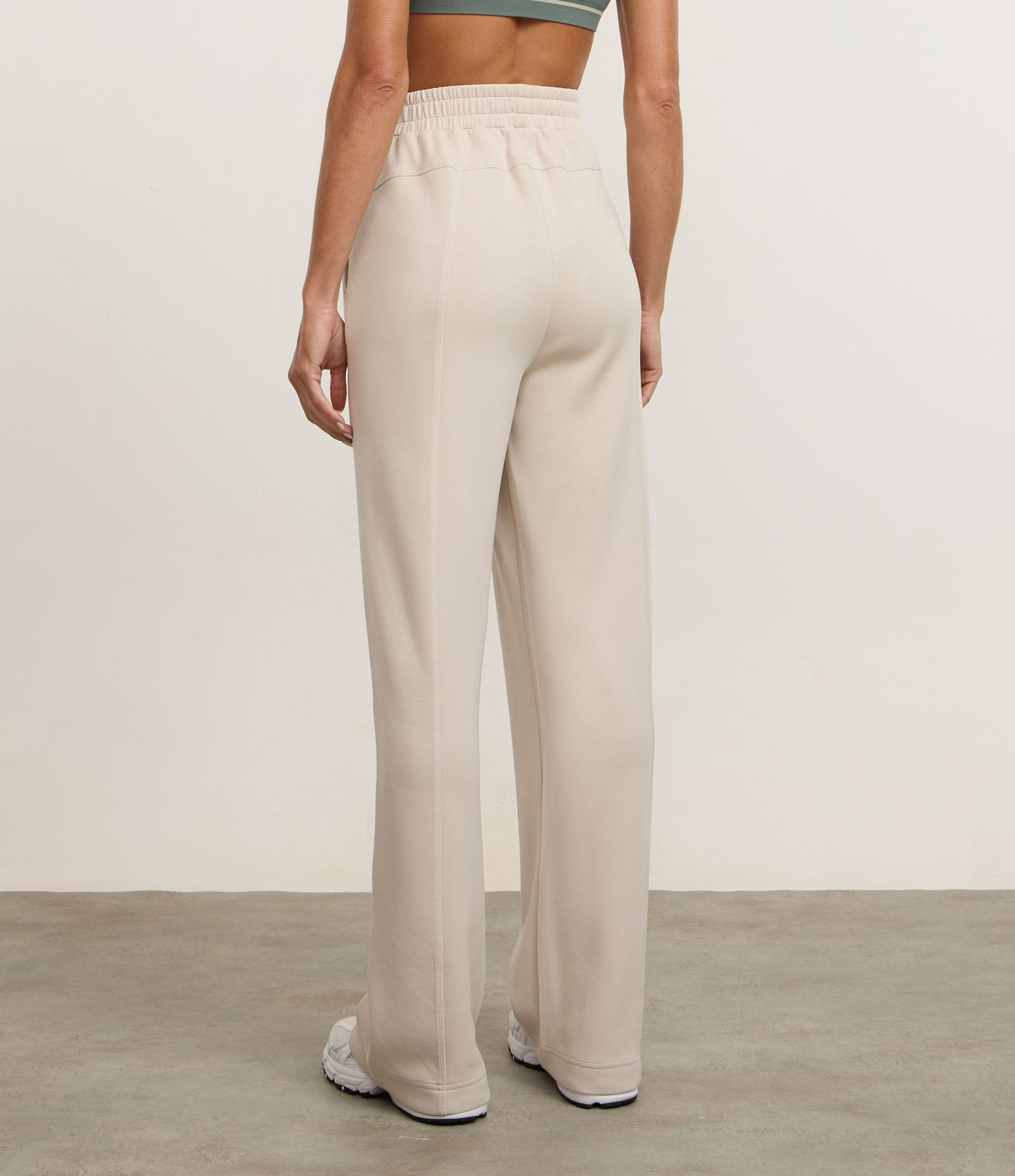 Calça Reta Esportiva em Modal com Trançadeira Cinza Claro 4