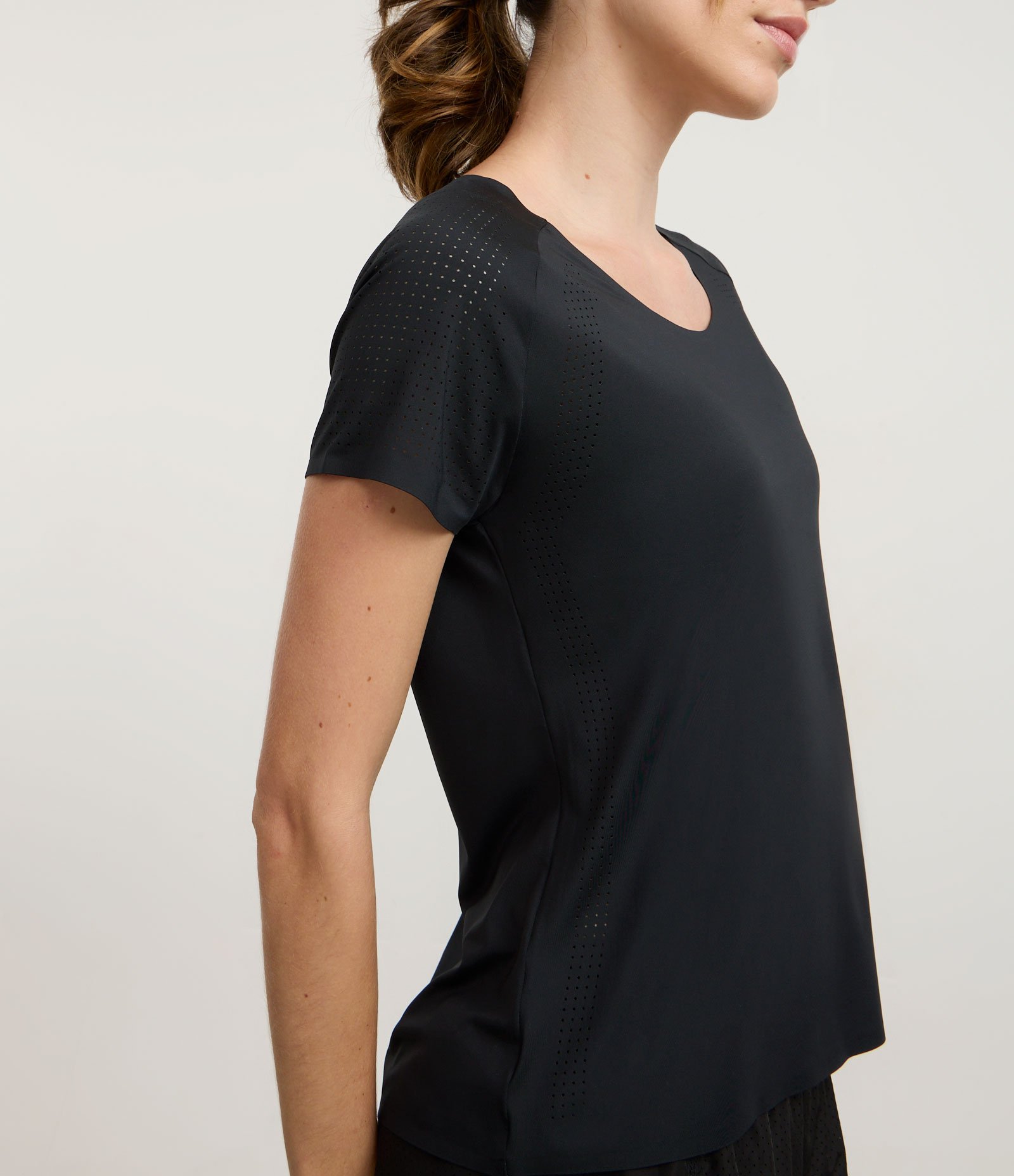 Camiseta Esportiva em Microfibra com Laterais Furadinhas Preto 3