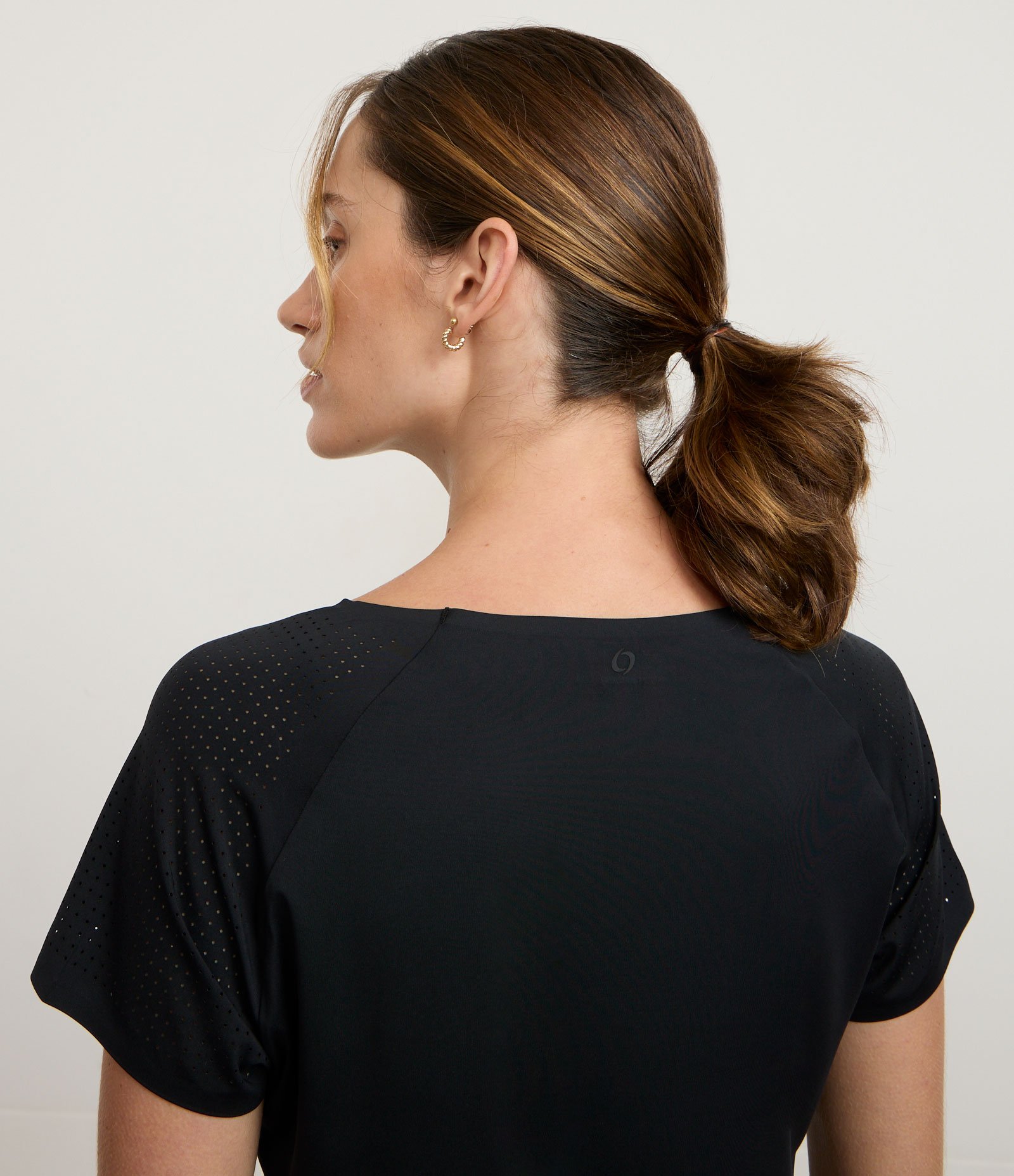 Camiseta Esportiva em Microfibra com Laterais Furadinhas Preto 4