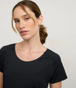 Camiseta Esportiva em Microfibra com Laterais Furadinhas