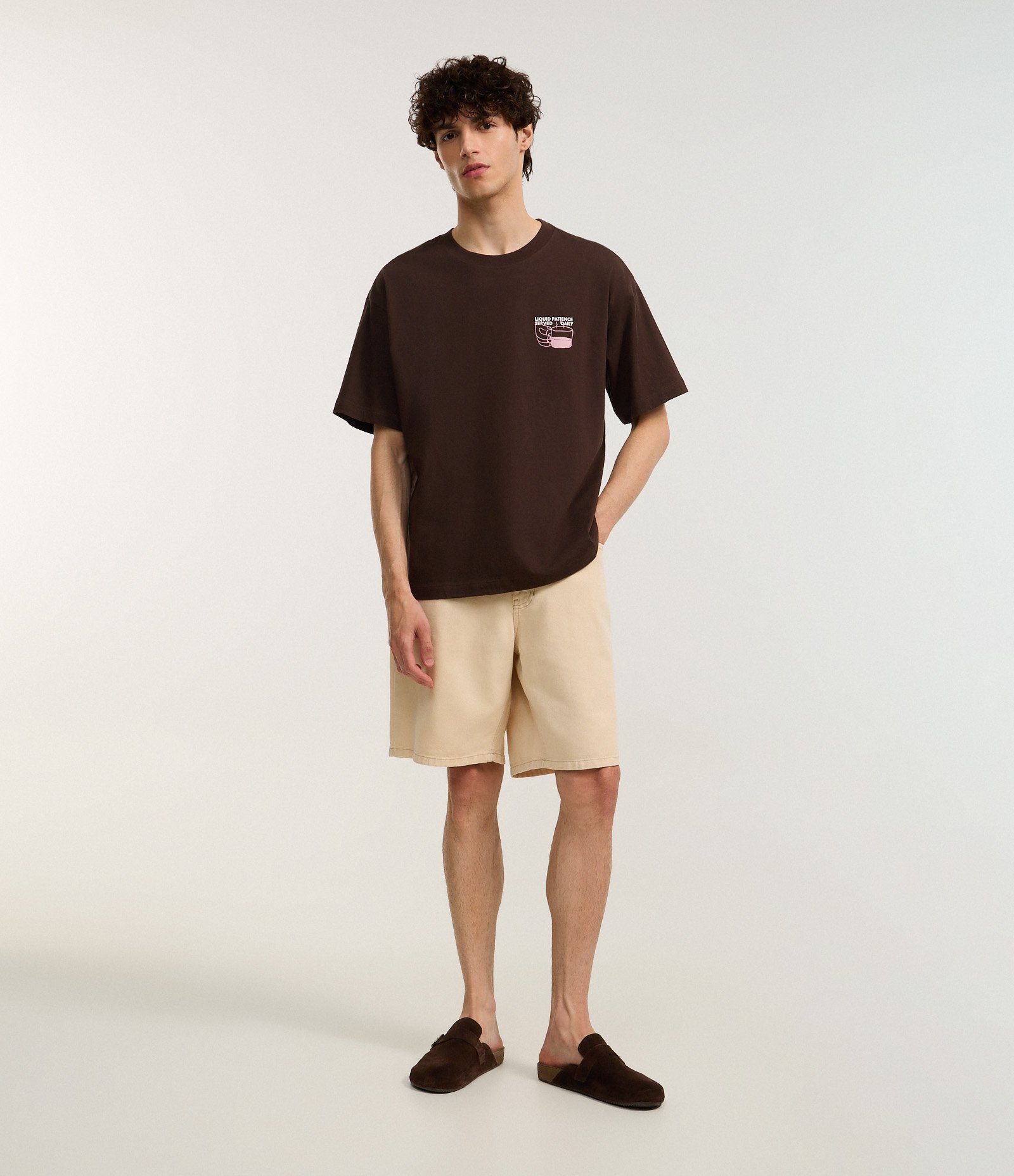 Bermuda Reta Loose em Sarja com Bolso Bege 1