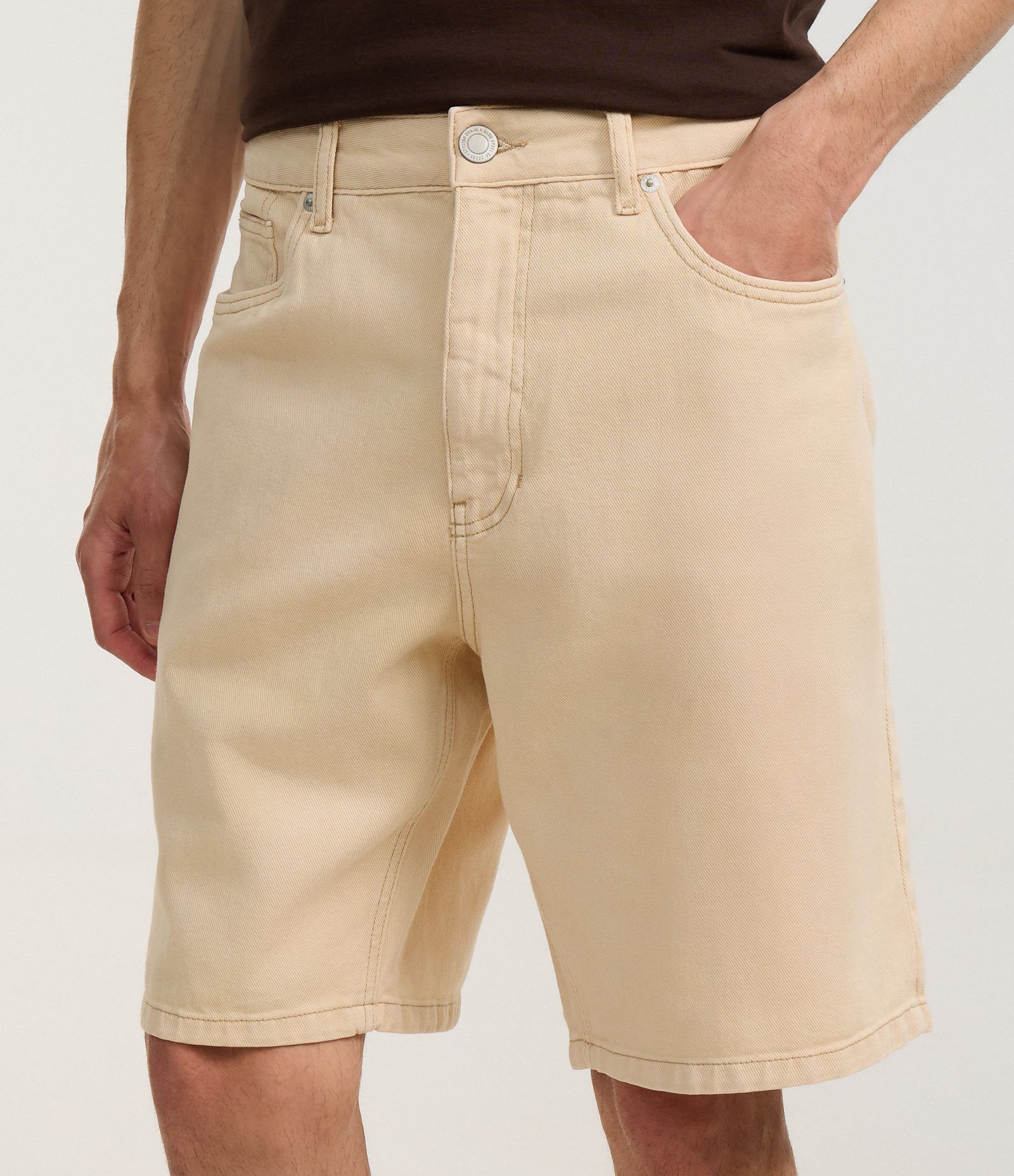 Bermuda Reta Loose em Sarja com Bolso Bege 2