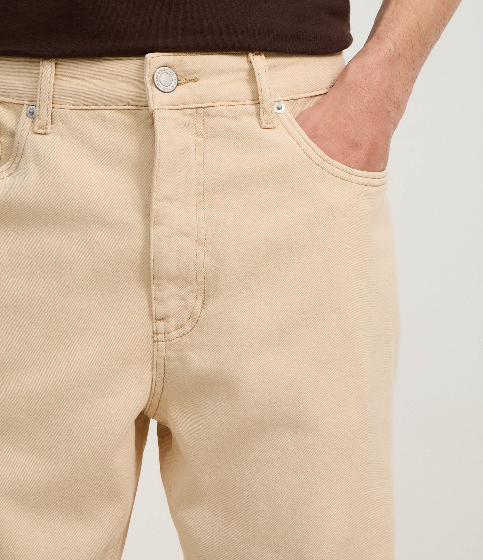 Bermuda Reta Loose em Sarja com Bolso Bege 3