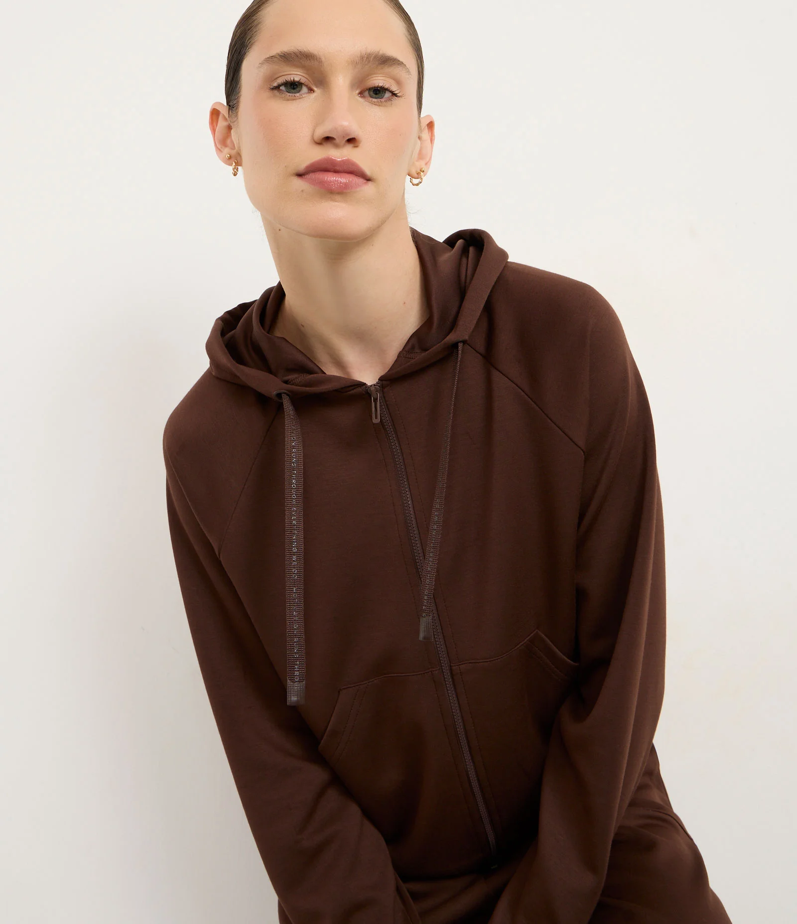 Jaqueta Esportiva com Modal e Bolso Canguru Marrom 1