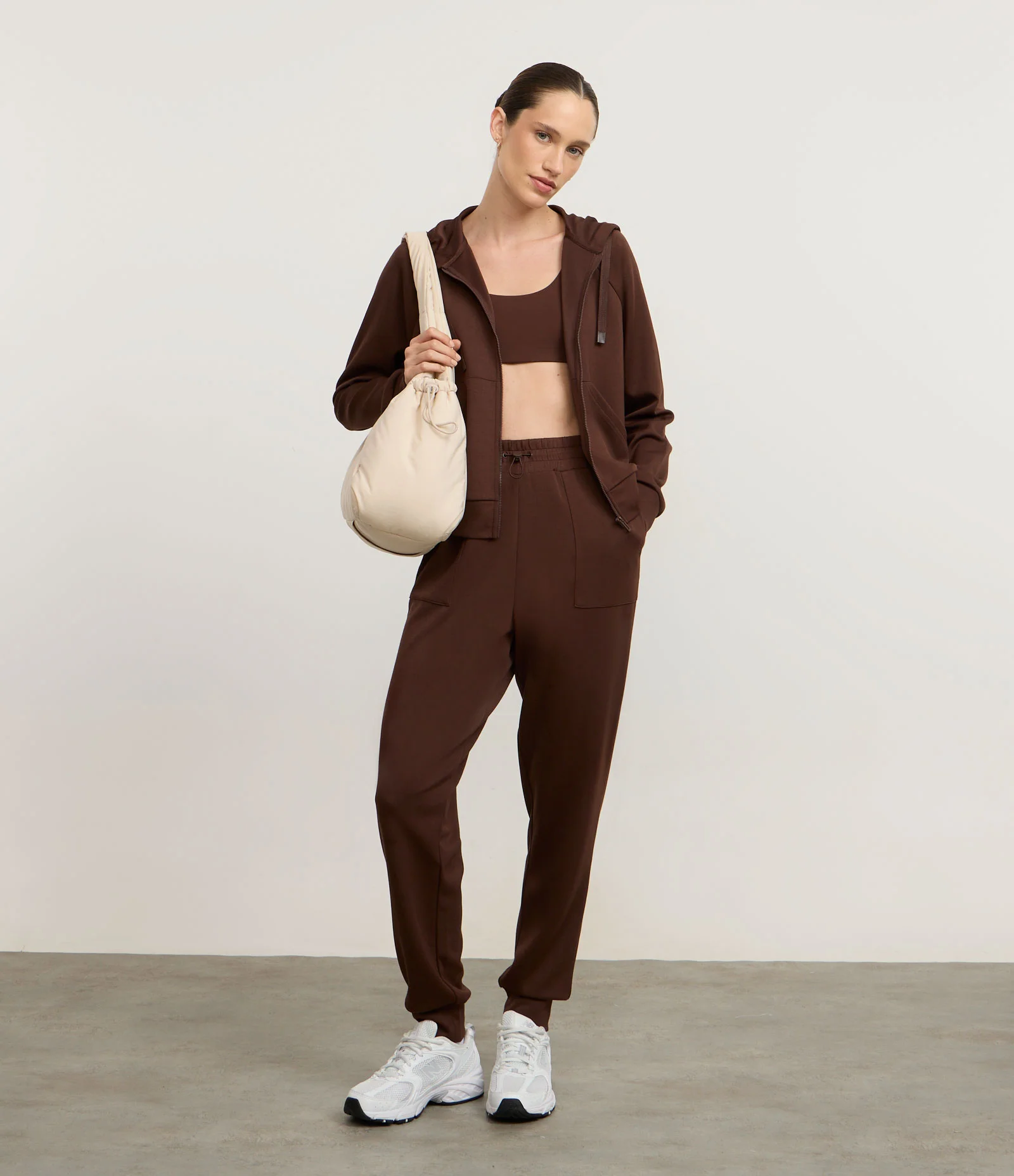 Jaqueta Esportiva com Modal e Bolso Canguru Marrom 2