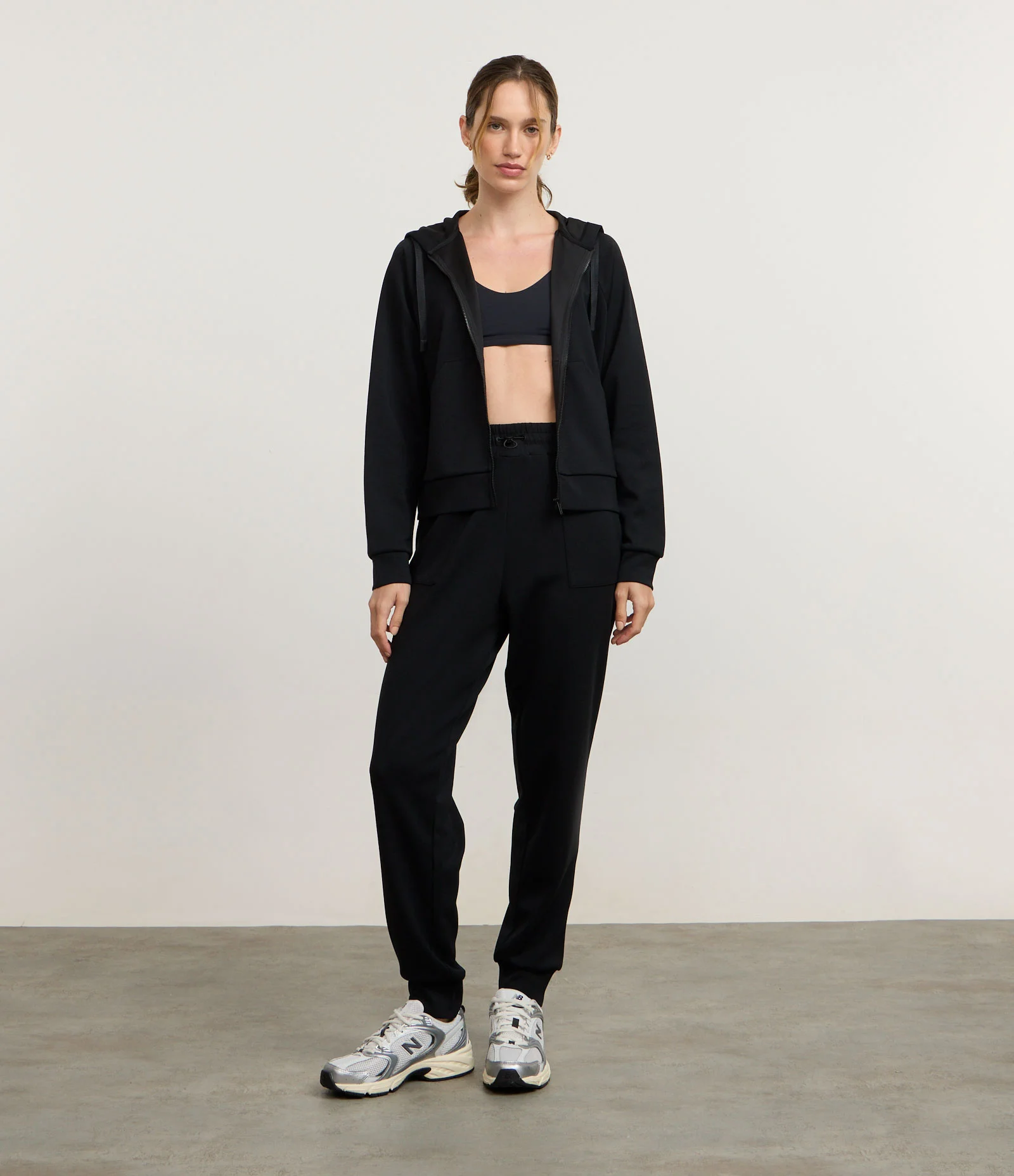 Jaqueta Esportiva com Modal e Bolso Canguru Preto 2