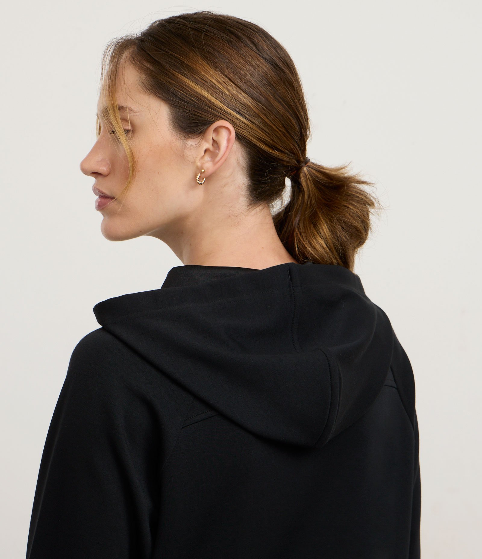 Jaqueta Esportiva com Modal e Bolso Canguru Preto 3