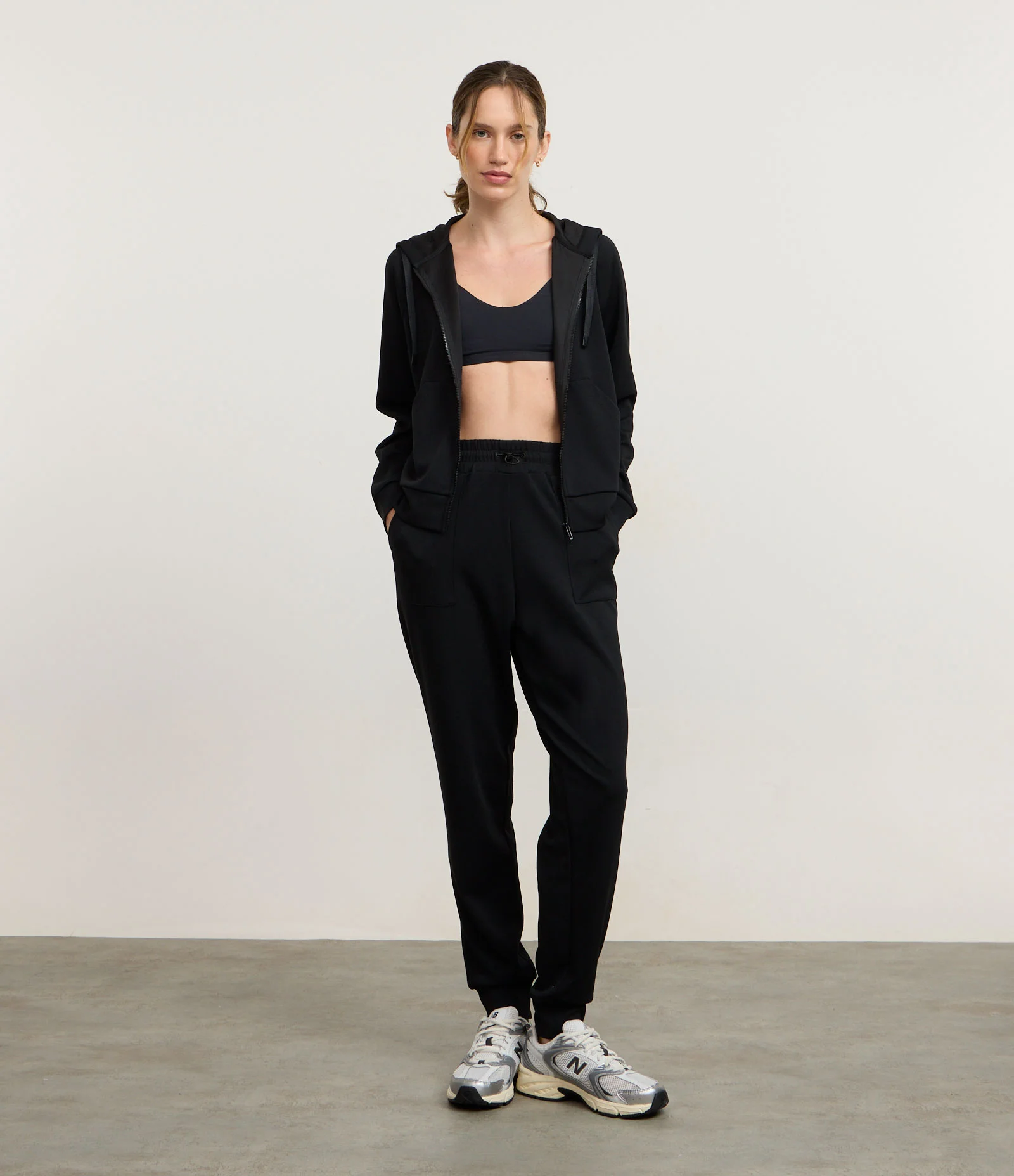 Calça Jogger Esportiva com Modal e Bolsos Amplos Preto 1