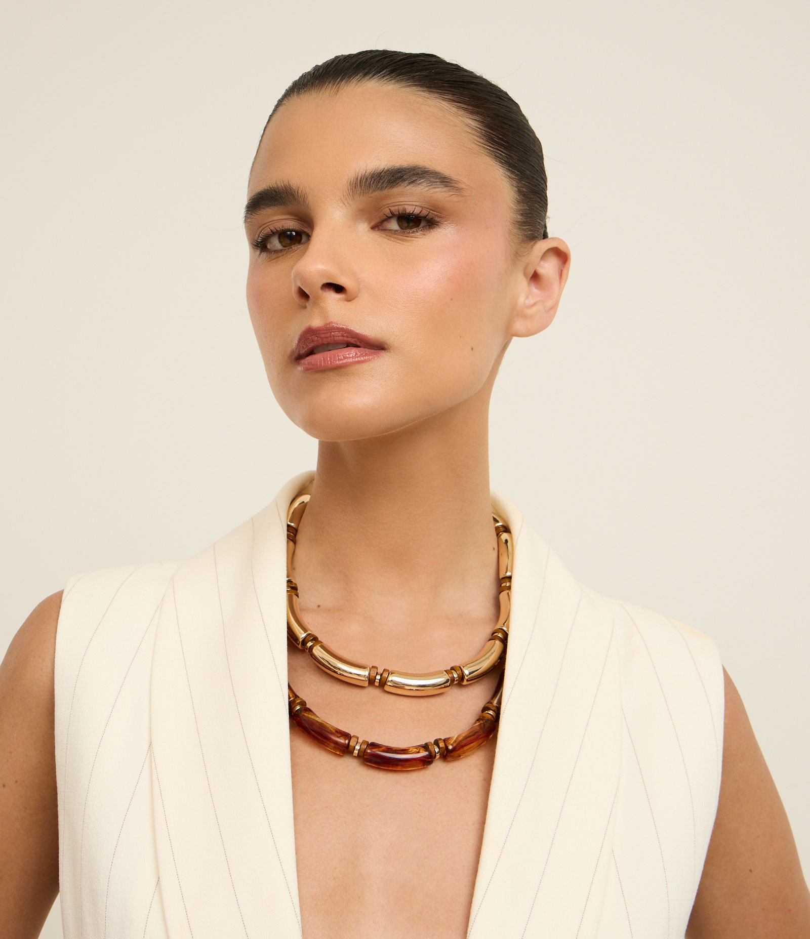 Colar Camadas com Tubinhos em Resina Bicolor Marrom/Dourado 1