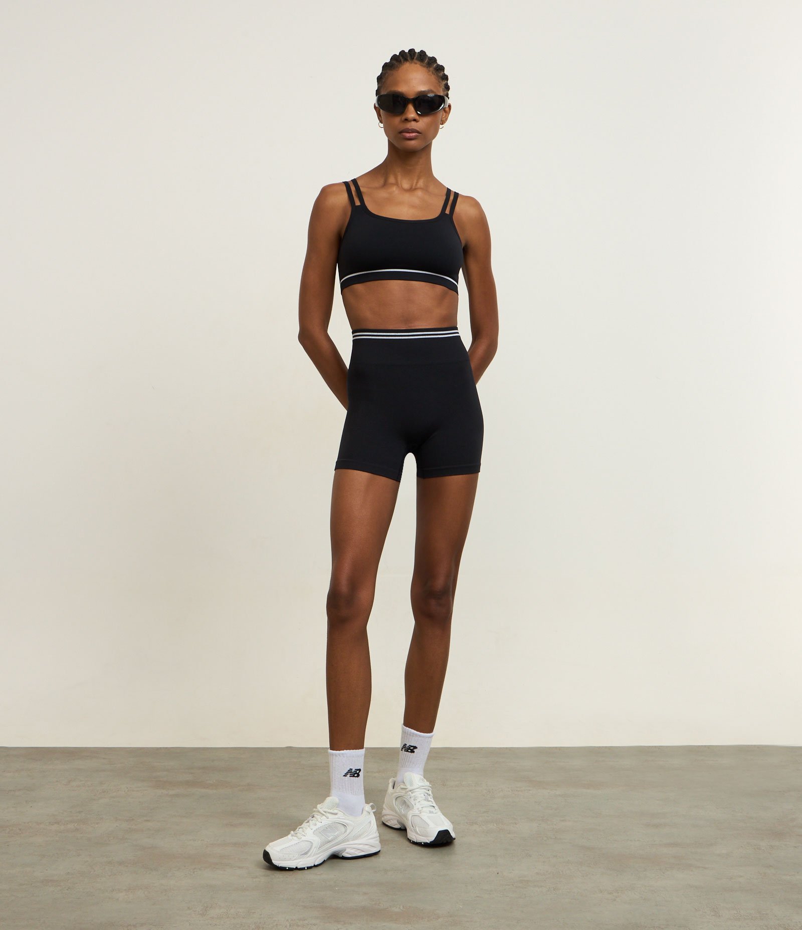 Top Esportivo Seamless com Alças Duplas e Listra na Barra Preto 2