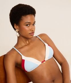 Biquíni Top Cortininha Texturizada com Bloco de Cor e Pingente de Conchinha