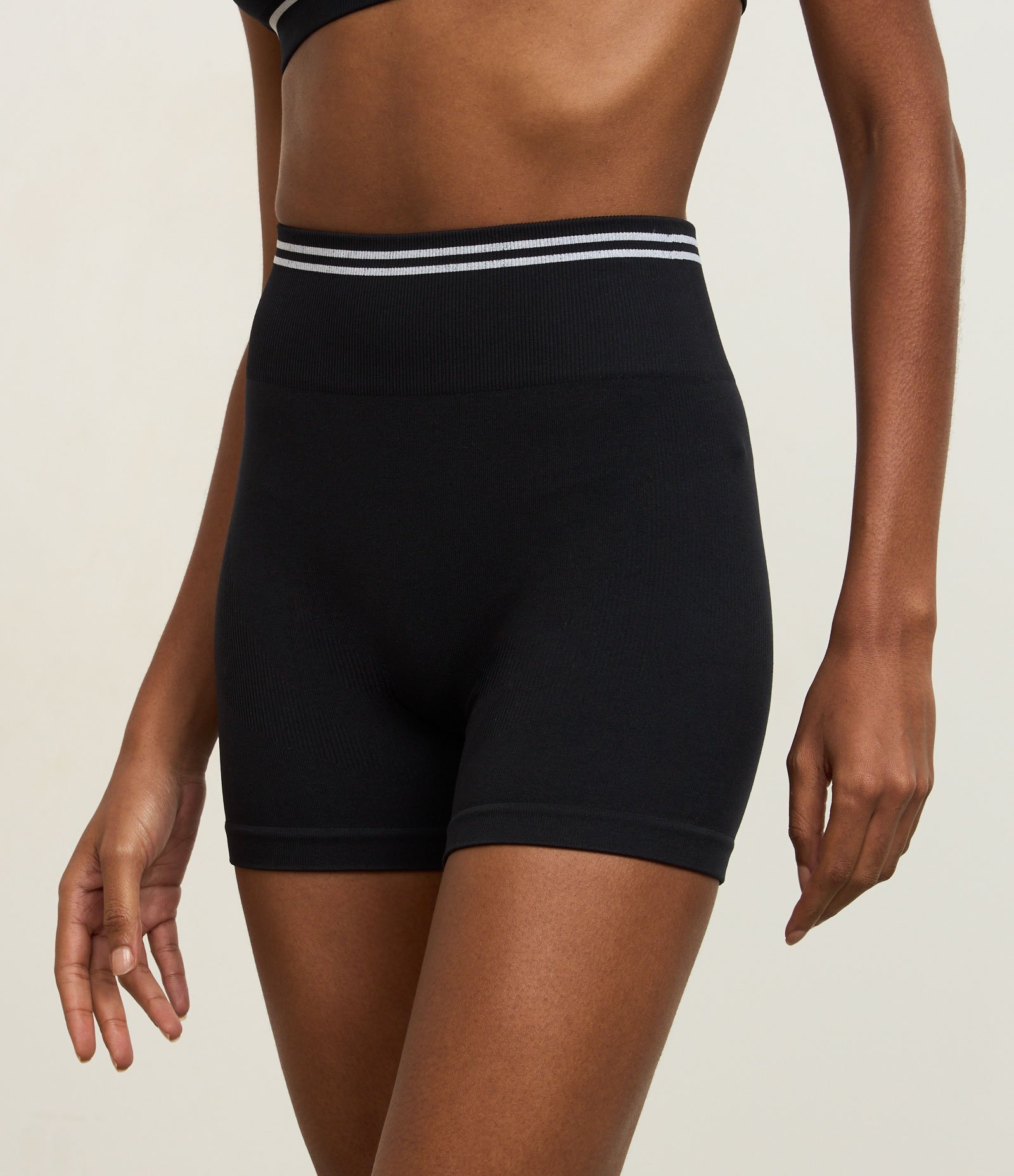 Bermuda Crossfiteira Esportiva Seamless com Listras Contrastantes Preto 2