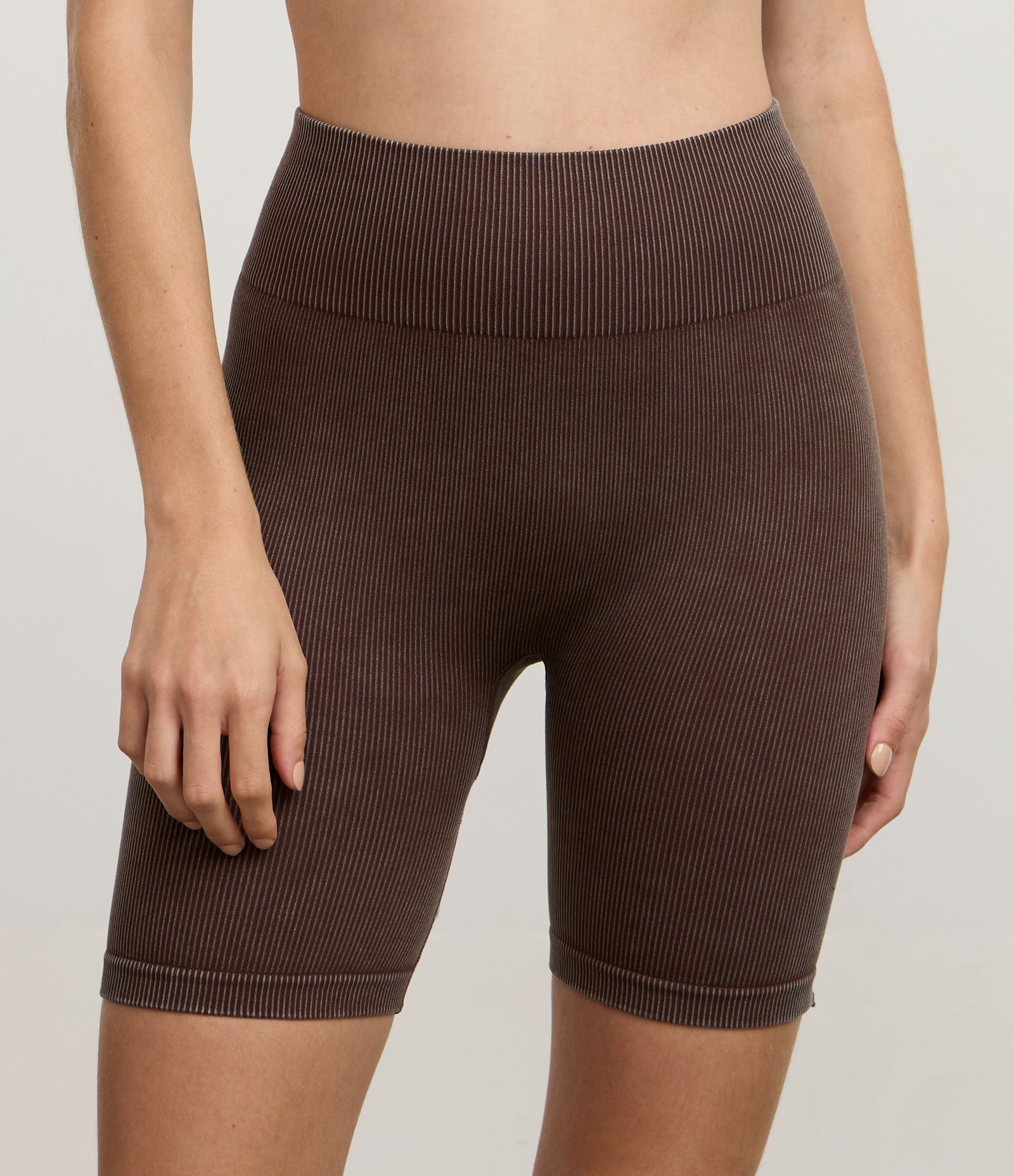 Bermuda Esportiva sem Costura com Cós Alto Marrom 2