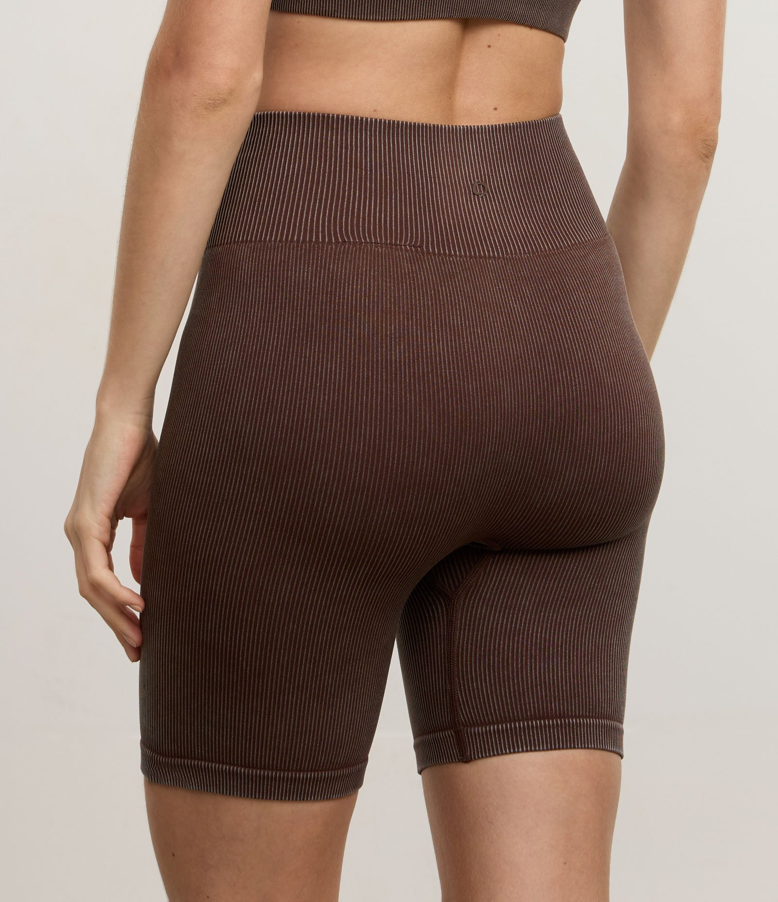 Bermuda Esportiva sem Costura com Cós Alto Marrom 4