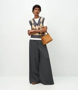 Calça Pantalona em Modal com Risca de Giz