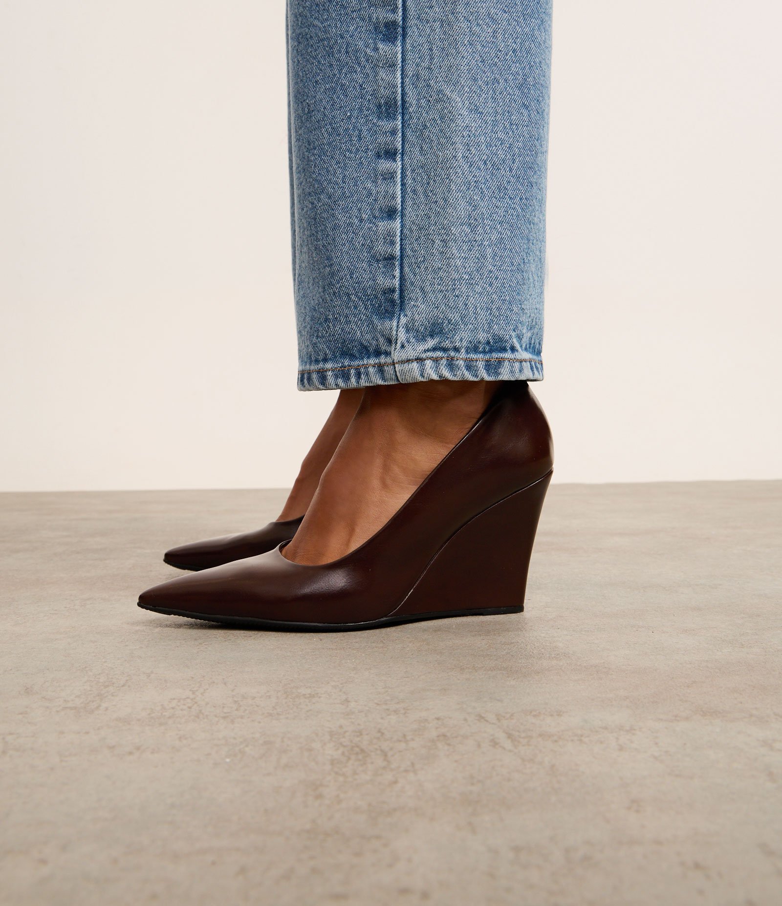 Sapato Scarpin Anabela Bico Fino Marrom 6