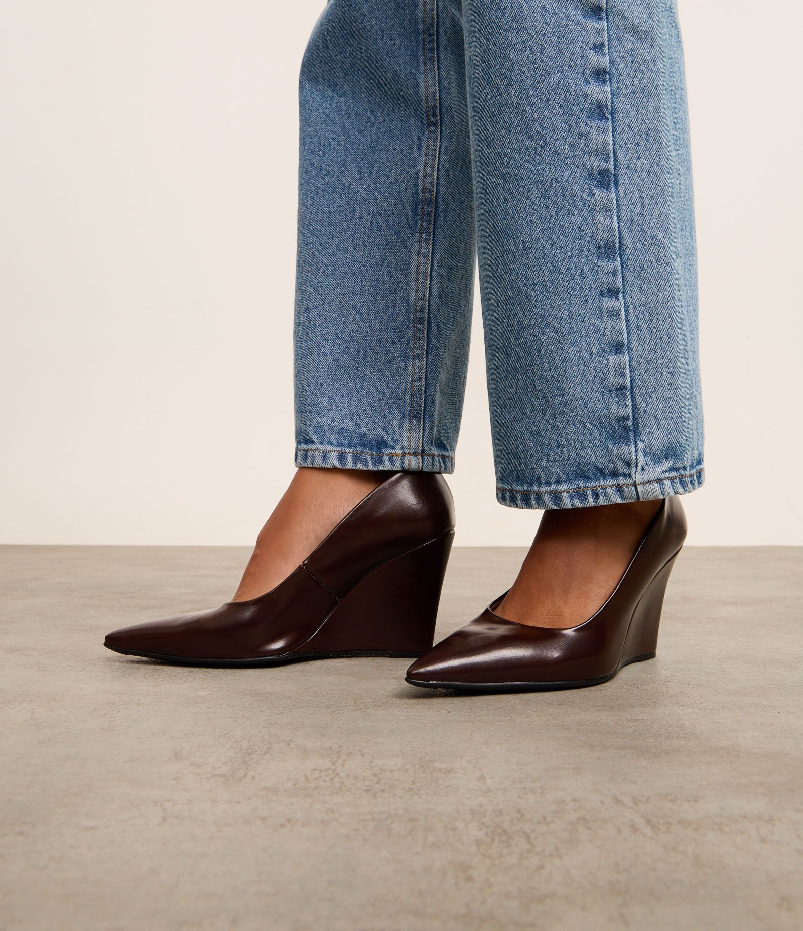 Sapato Scarpin Anabela Bico Fino Marrom 2