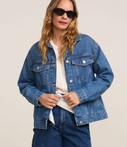 Jaqueta Trucker Ampla em Jeans com Bolsos