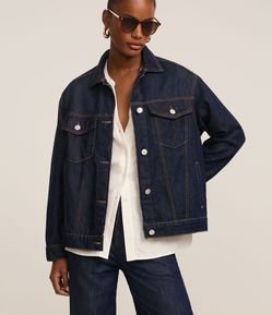 Jaqueta Trucker Ampla em Jeans com Bolsos