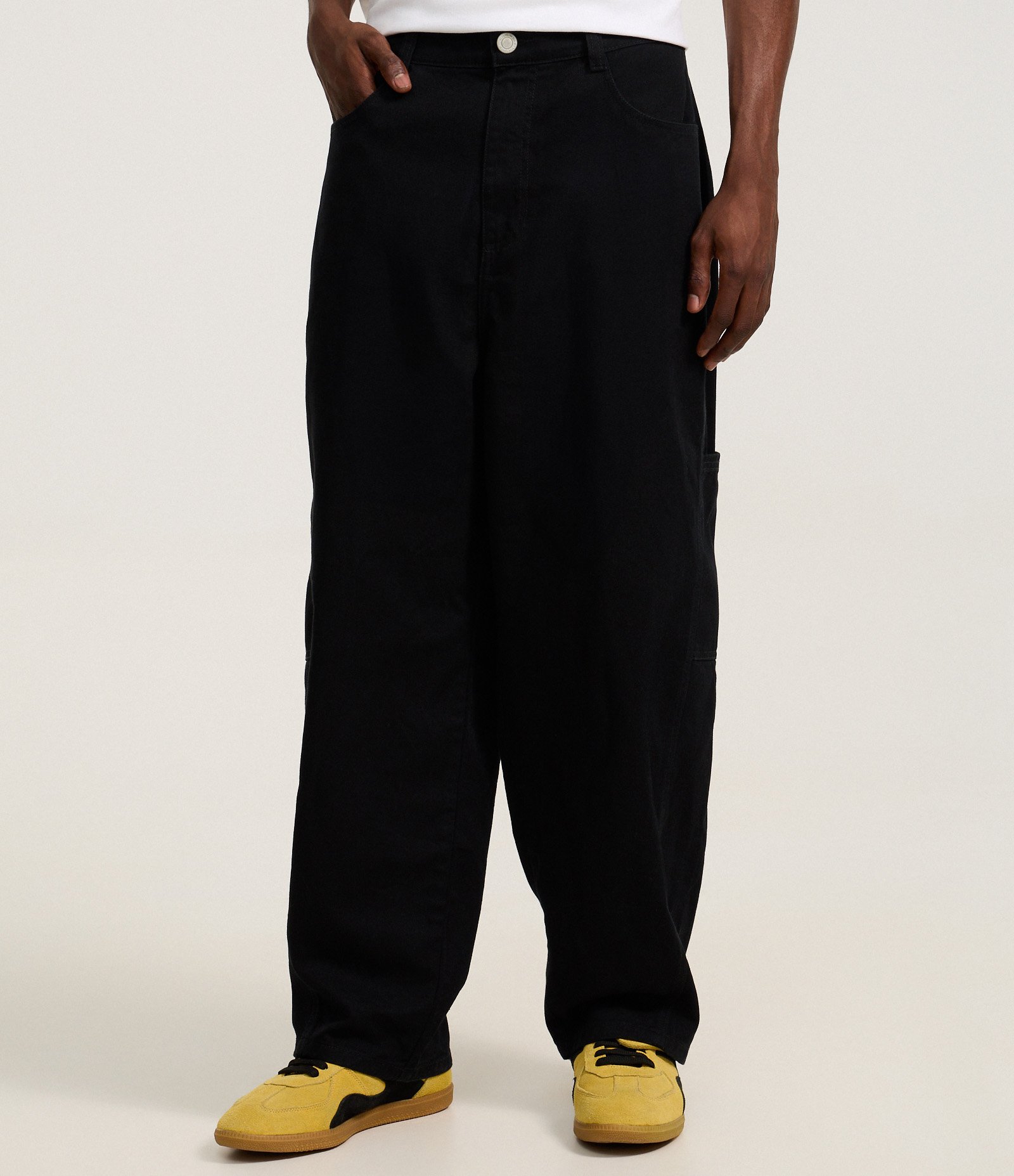 Calça Skater em Sarja com Recortes Deslocados e Bolsos Grandes Preto 2