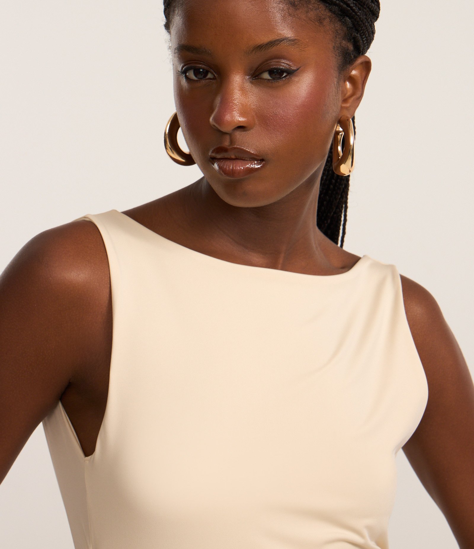 Vestido Long Midi em Microfibra com Decote Canoa nas Costas Bege 4