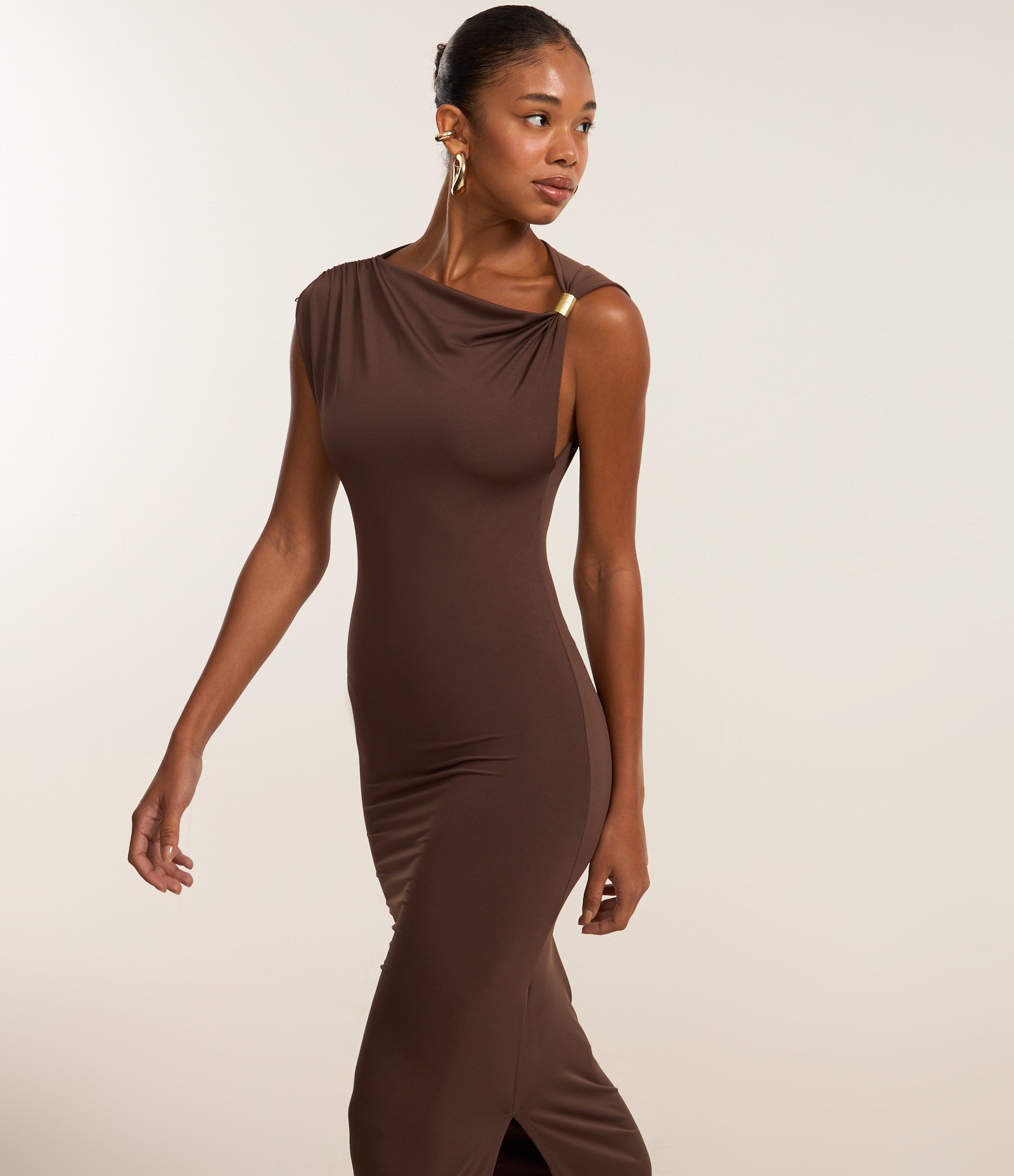 Vestido Long Midi com Franzidos e Aviamento no Ombro Marrom 2