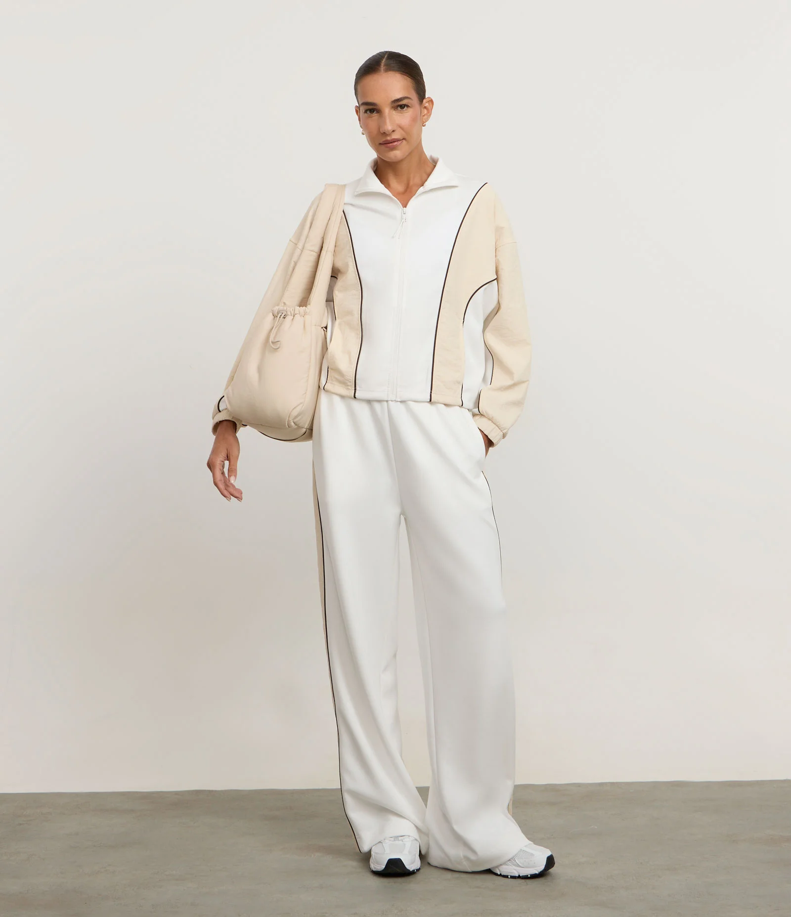 Calça Esportiva em Modal com Friso Contrastante Branco 1