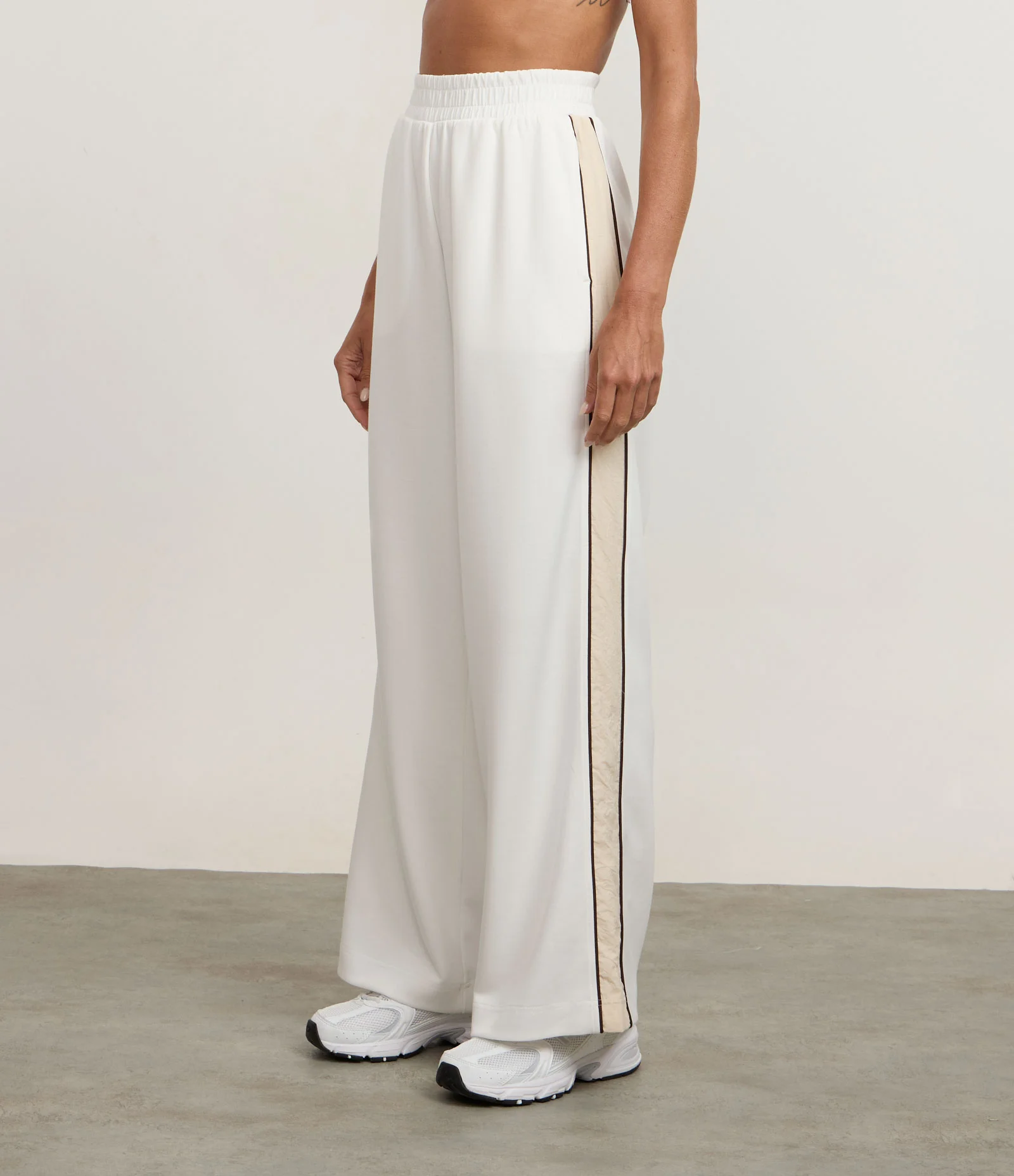 Calça Esportiva em Modal com Friso Contrastante Branco 2