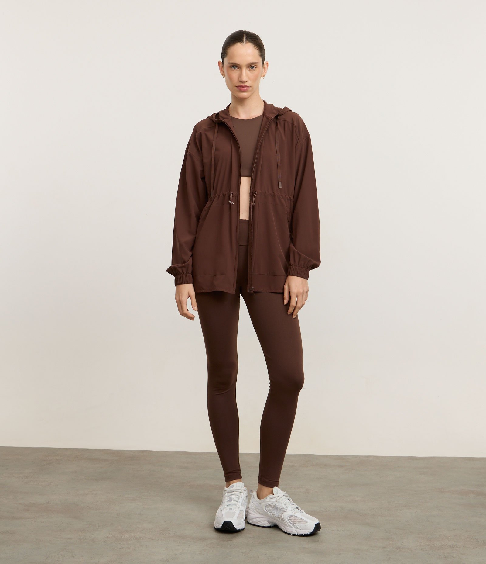 Jaqueta Parka Tecnológica com Capuz e Cintura Ajustável Marrom 1